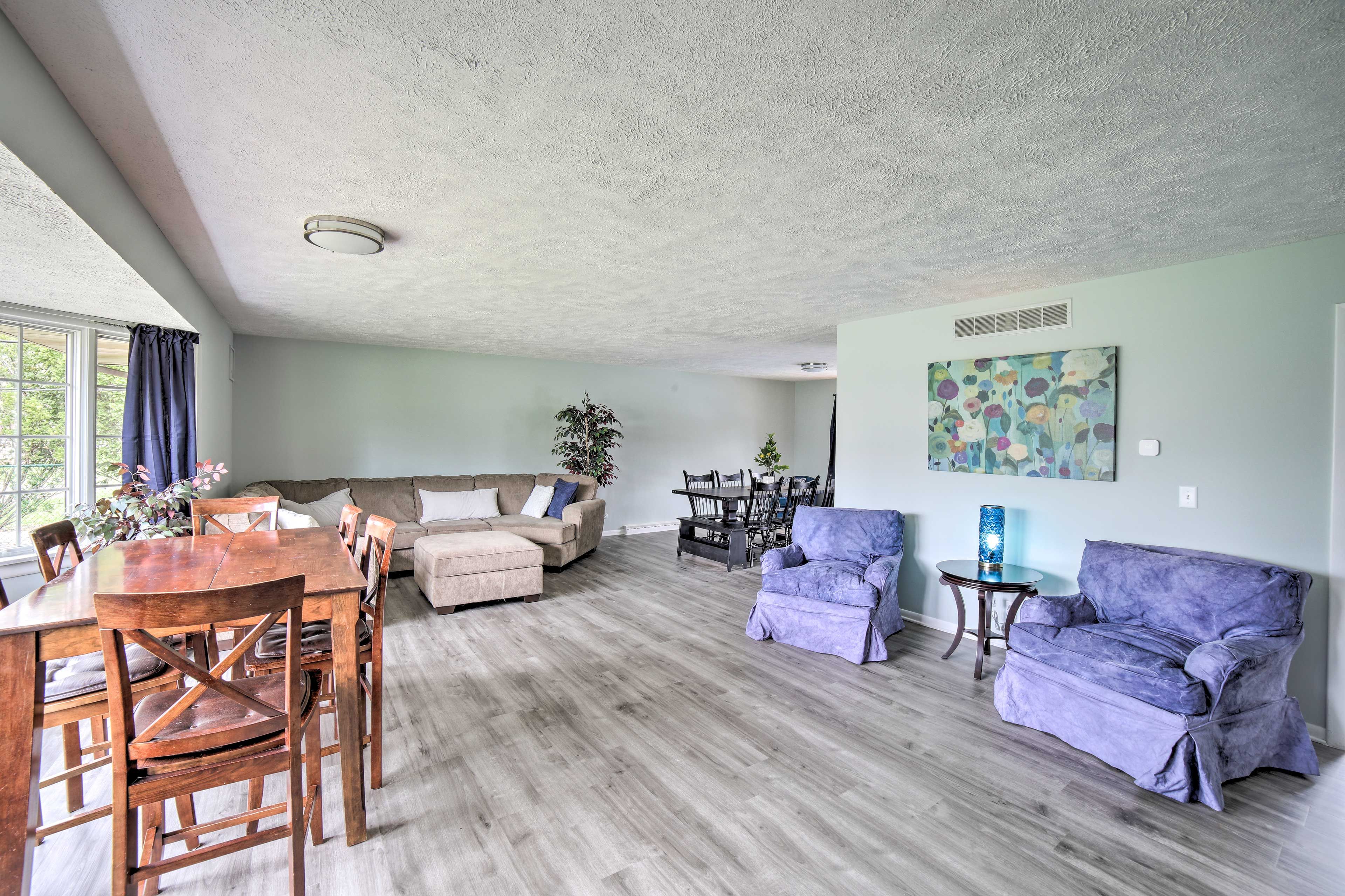 Upstairs Living Room | Free WiFi