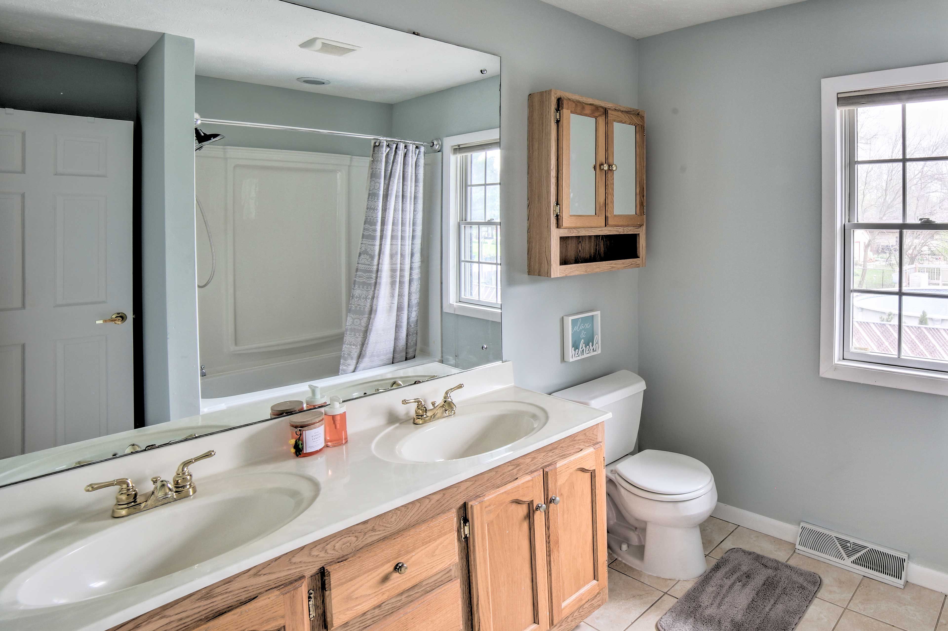 Full Bathroom | Complimentary Toiletries