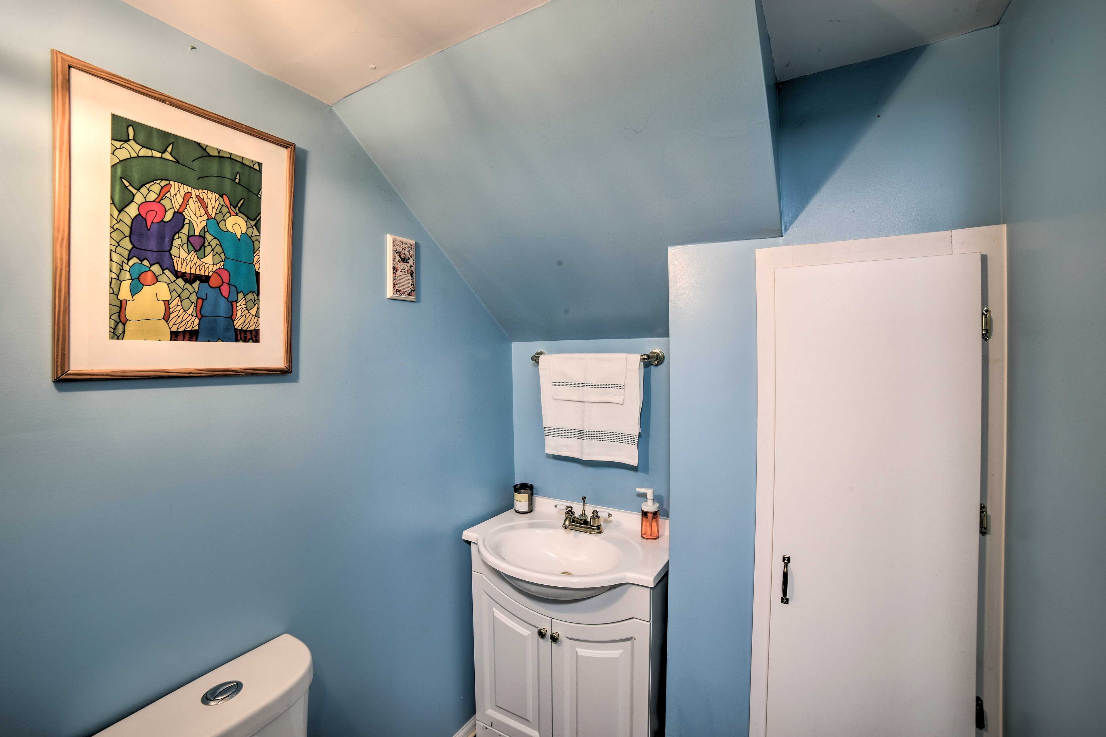Half Bathroom | Lower Floor