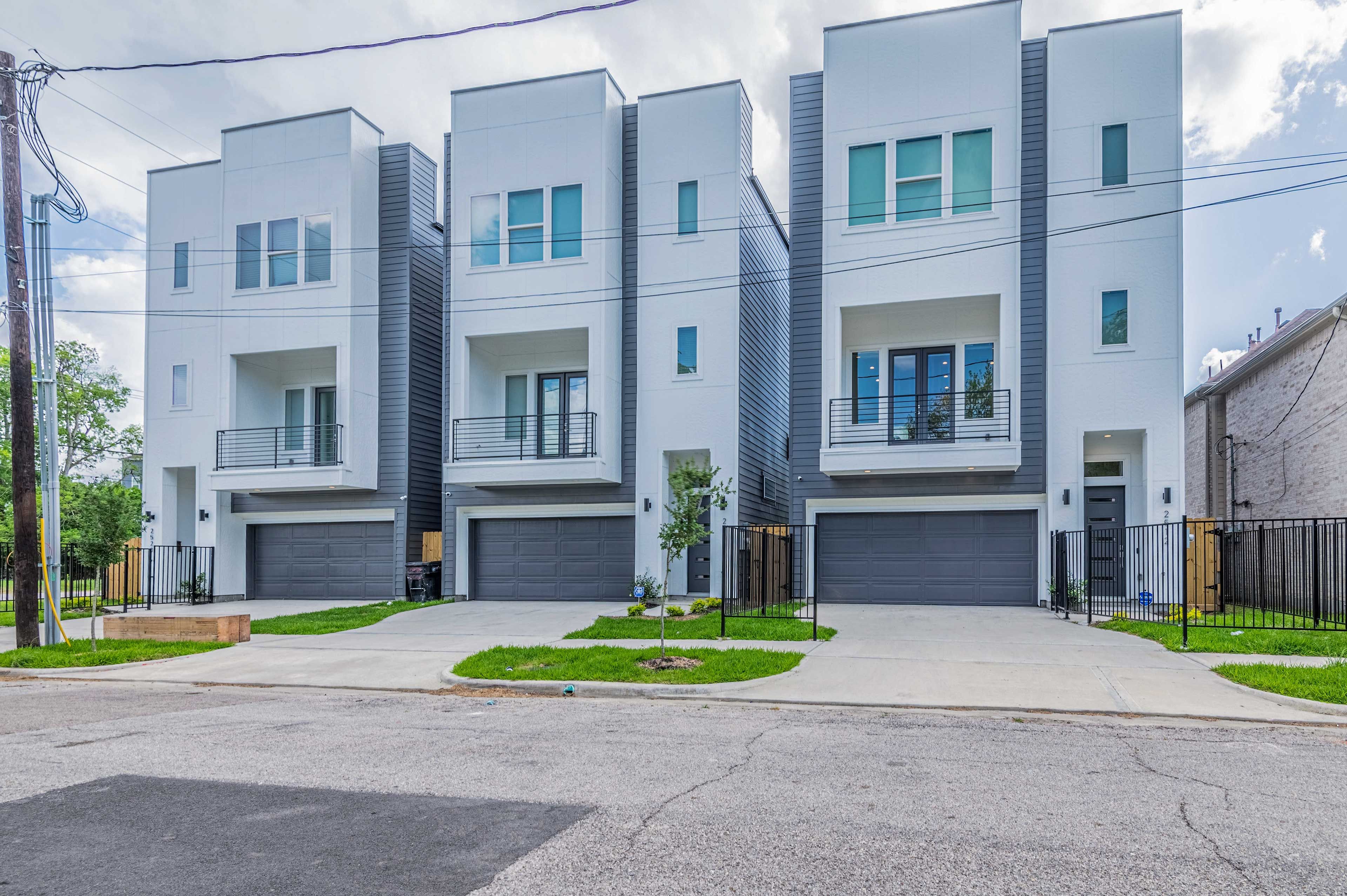 ExteriorParking | Garage (2 Vehicles) | Driveway (1 Vehicle) | Street Parking