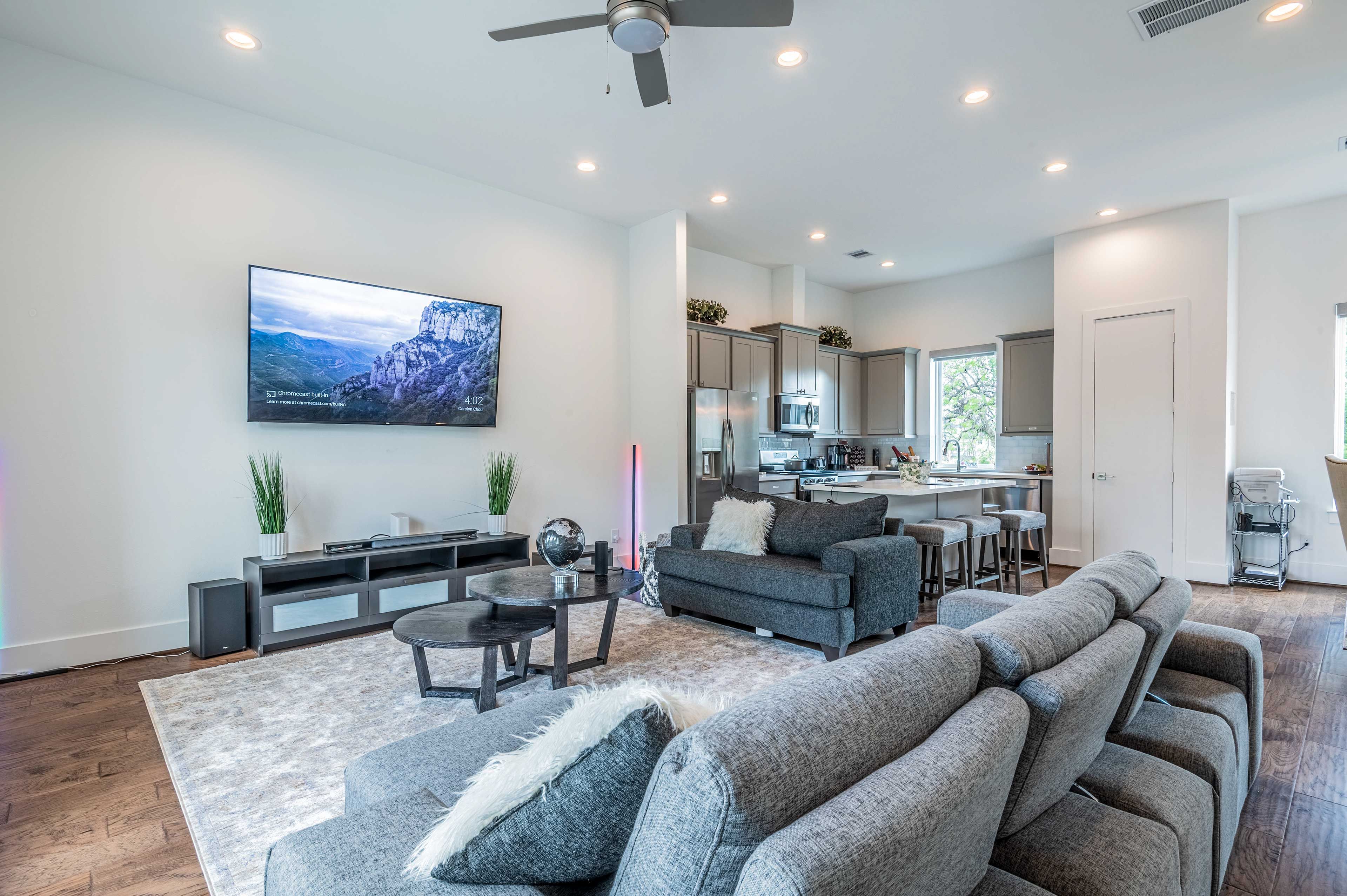 Living Room | Smart TV w/ Cable
