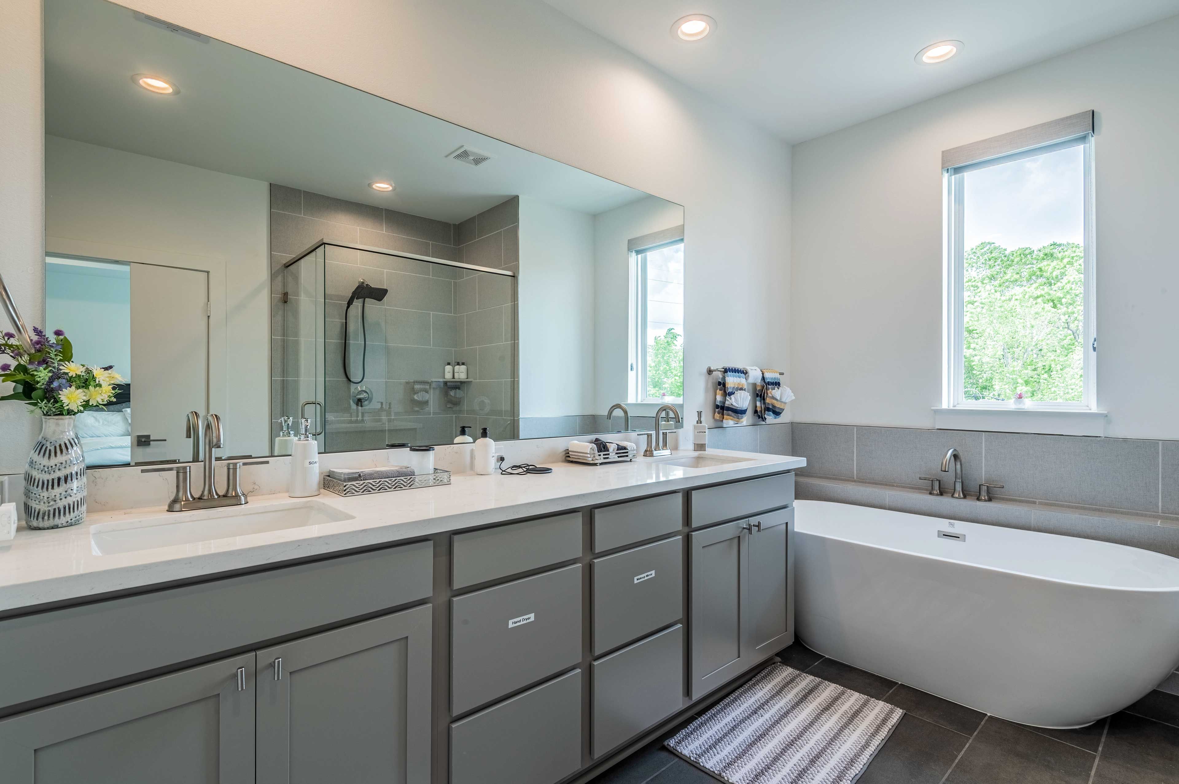En-Suite Bathroom | Linens & Towels | Hair Dryer | Complimentary Toiletries