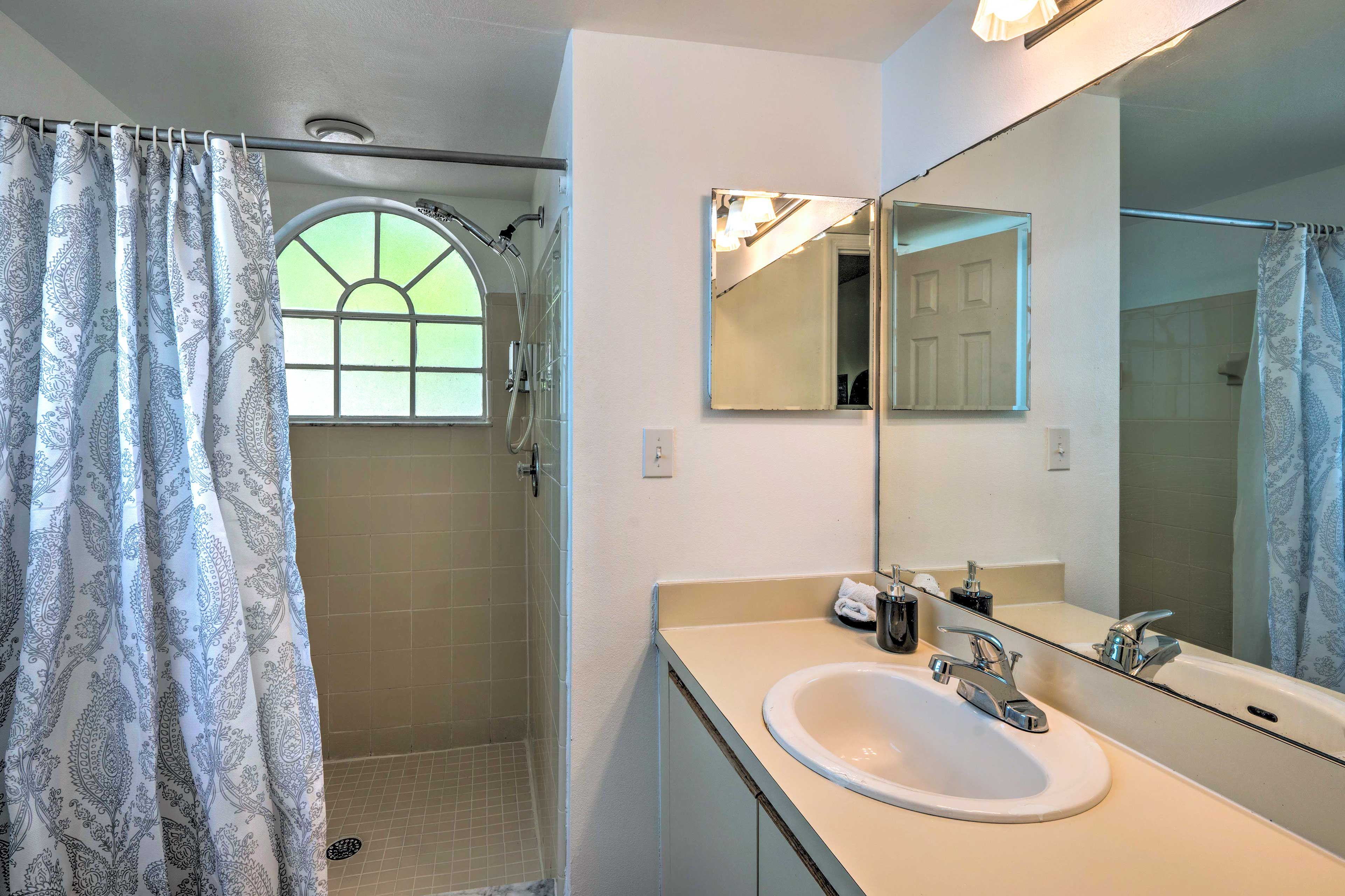 En-Suite Bathroom | Complimentary Toiletries Provided