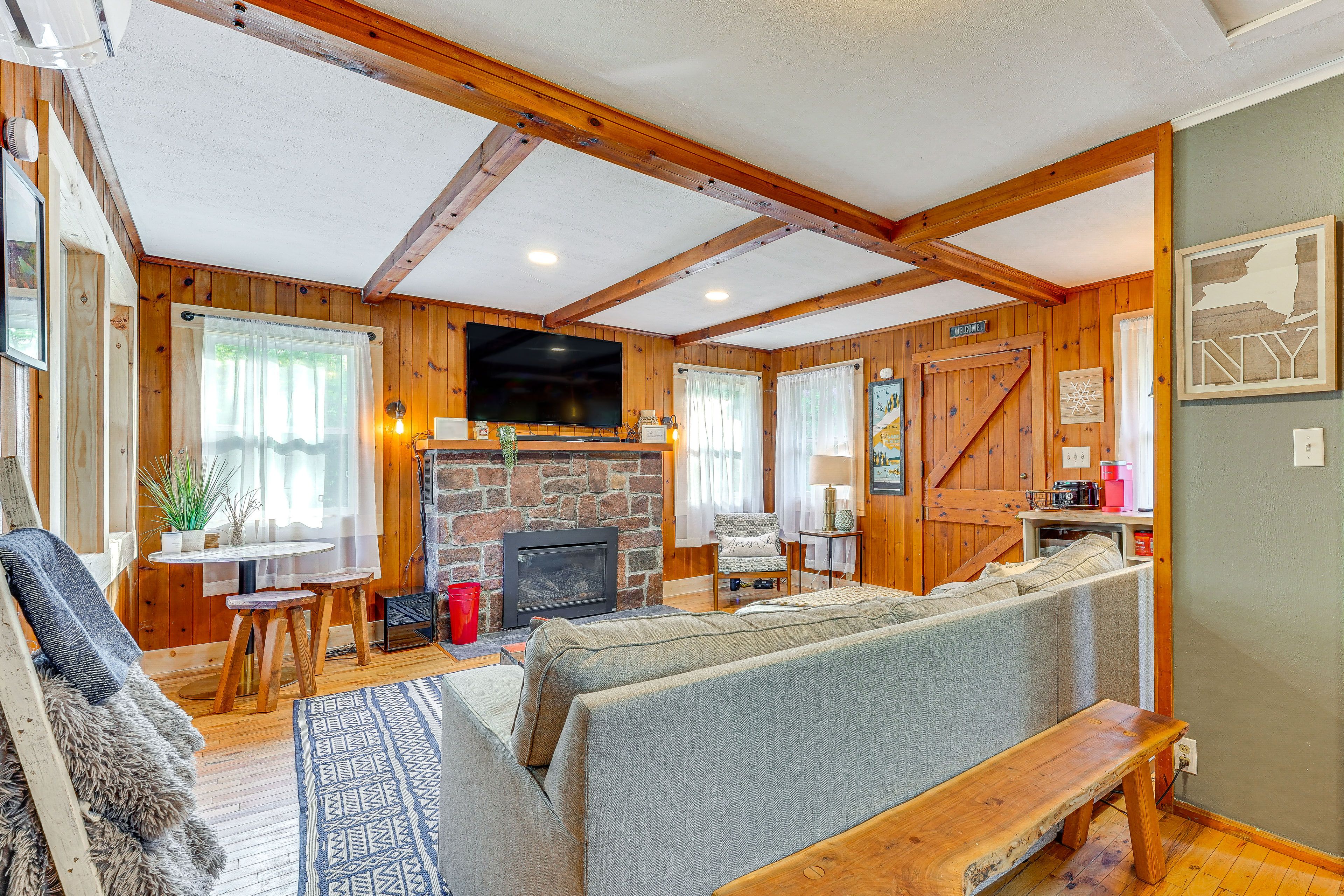 Living Area | Fireplace | Smart TV | Board Games