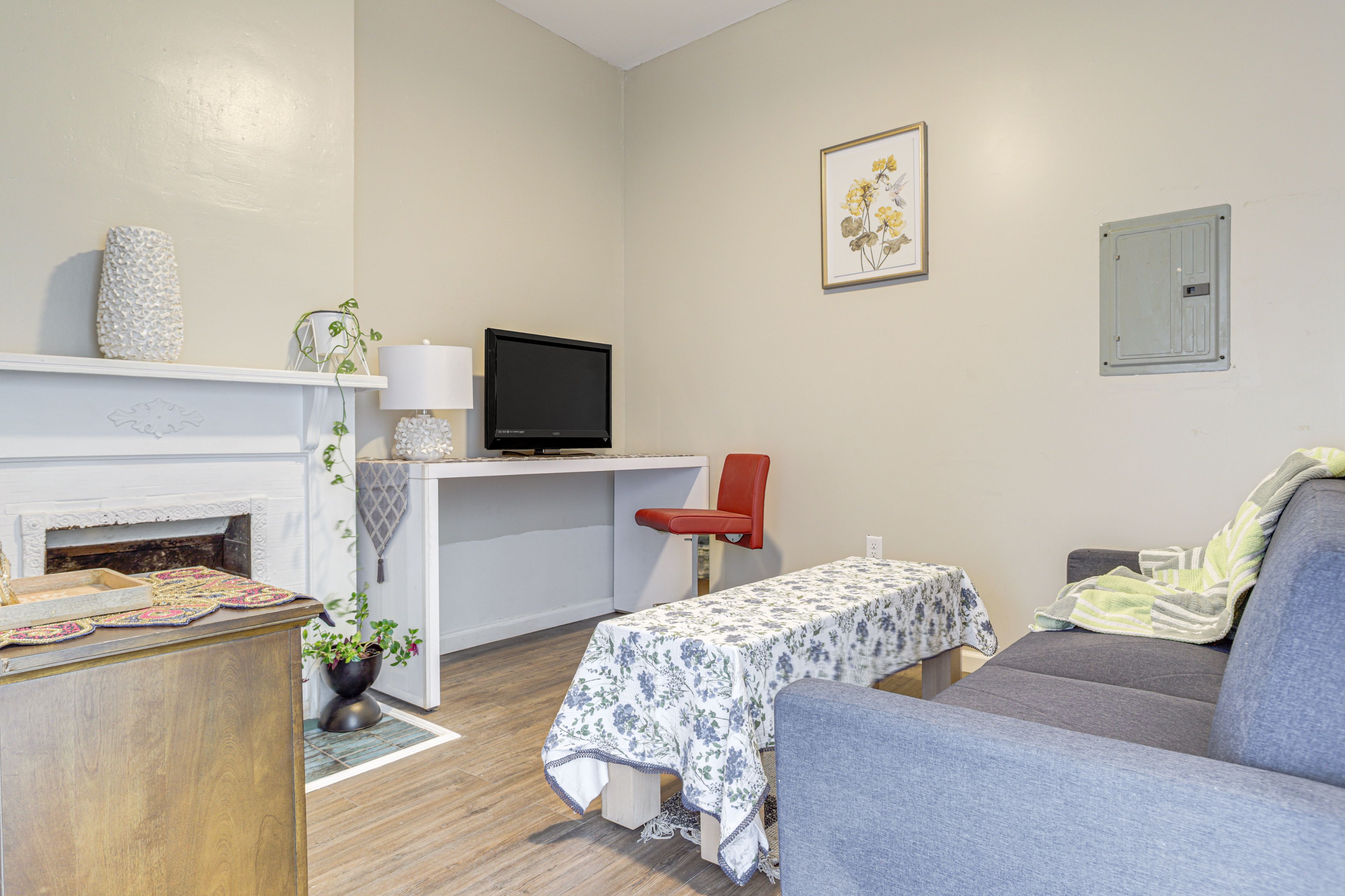 Living Room | Full Futon | Smart TV | Central Heating & A/C | Free WiFi
