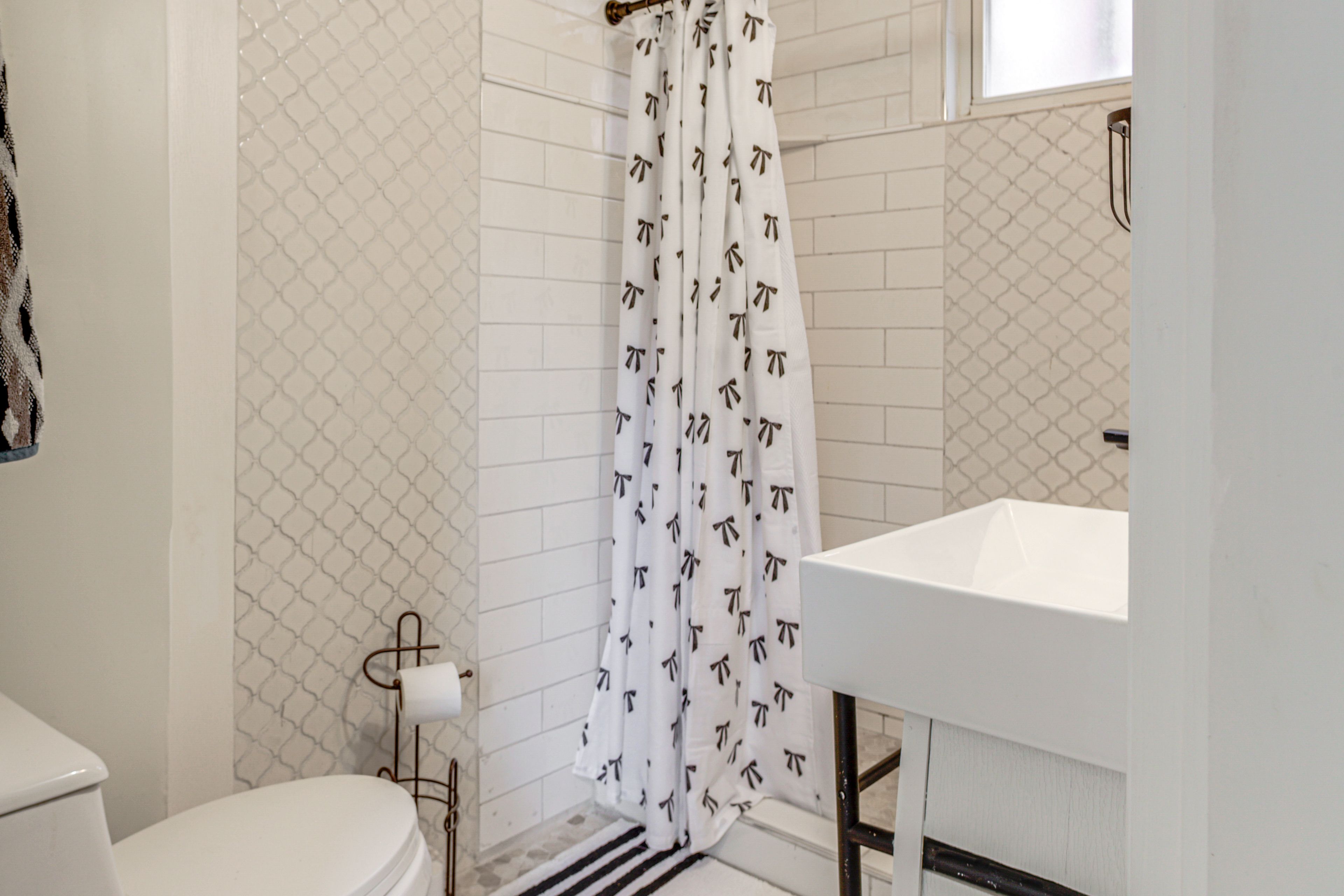 Full Bathroom | Towels Provided