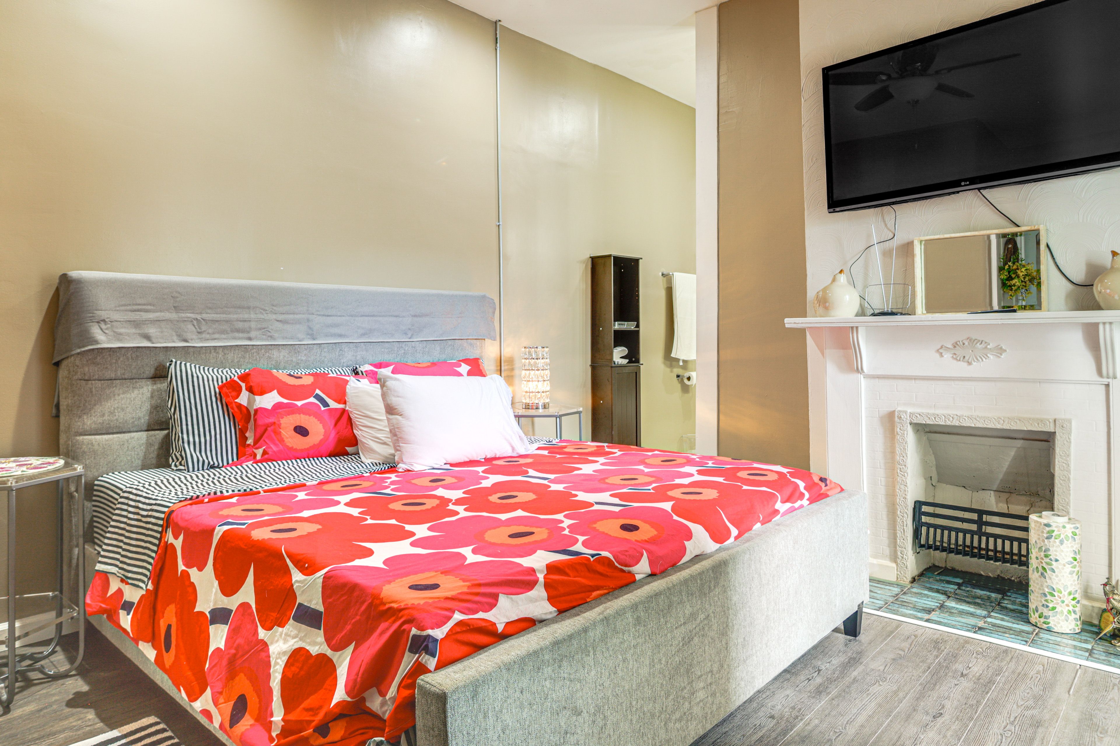Bedroom | King Bed | Smart TV | Linens Provided