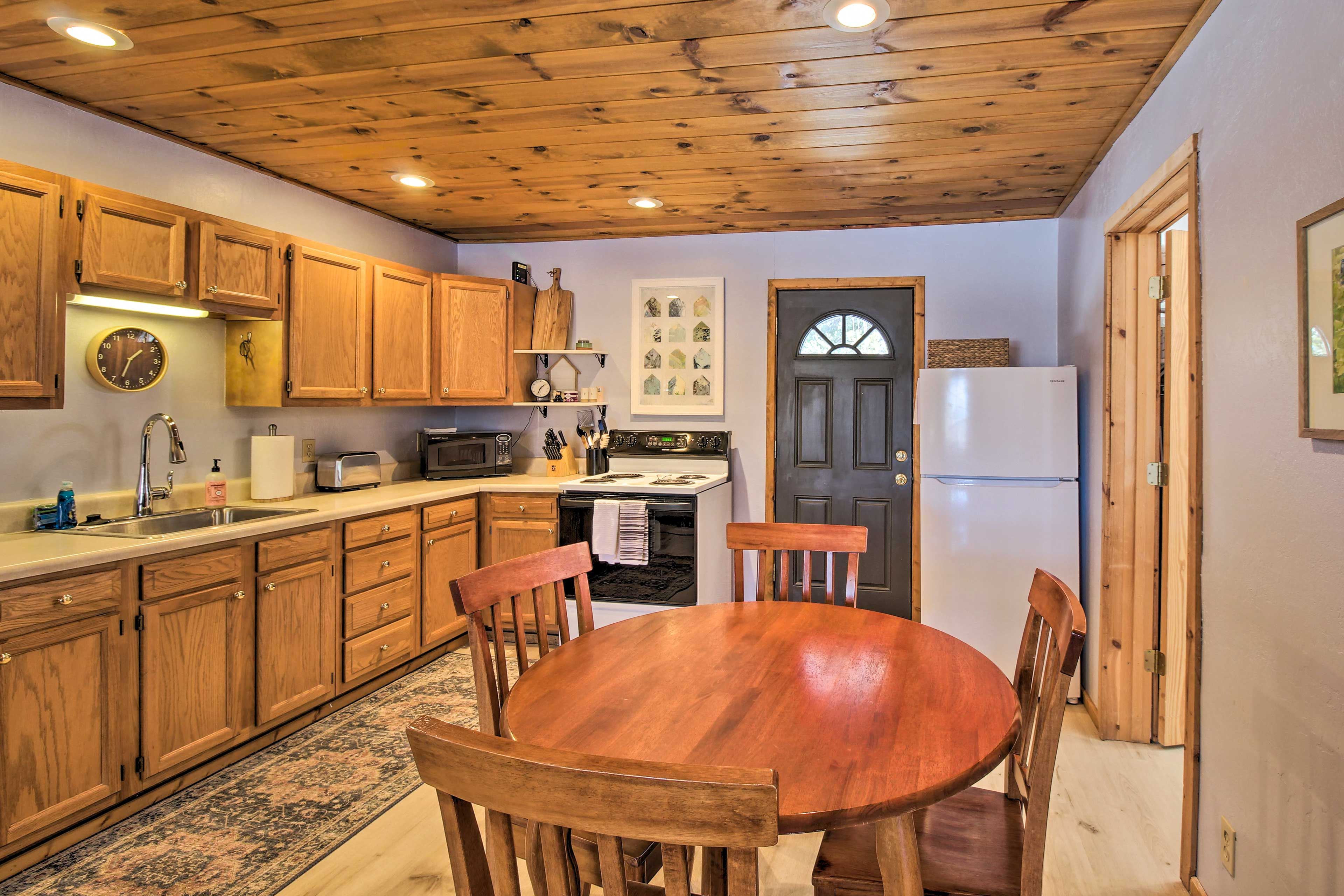 Kitchen | Equipped w/ Cooking Basics
