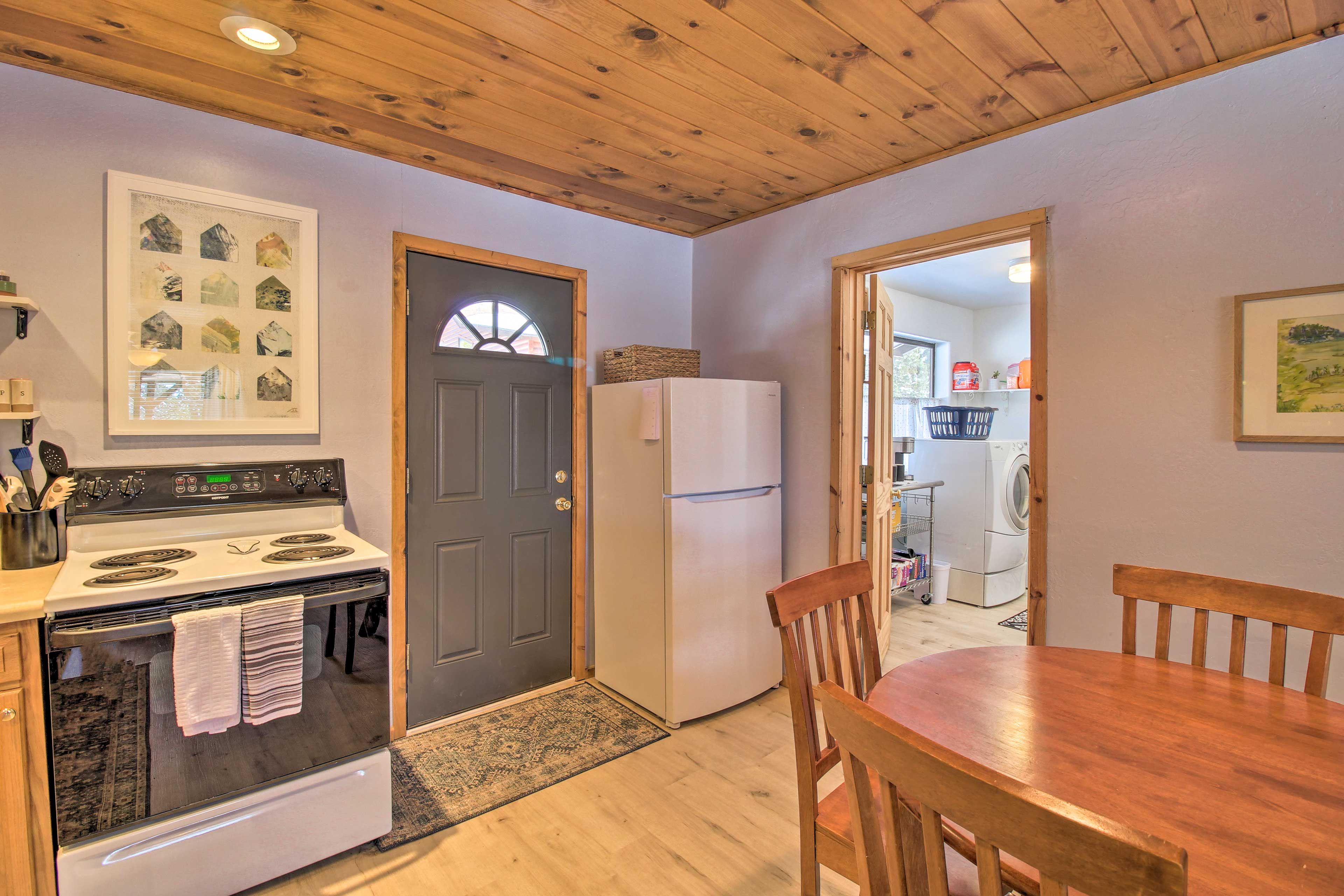 Dining Area | Dishware & Flatware Provided