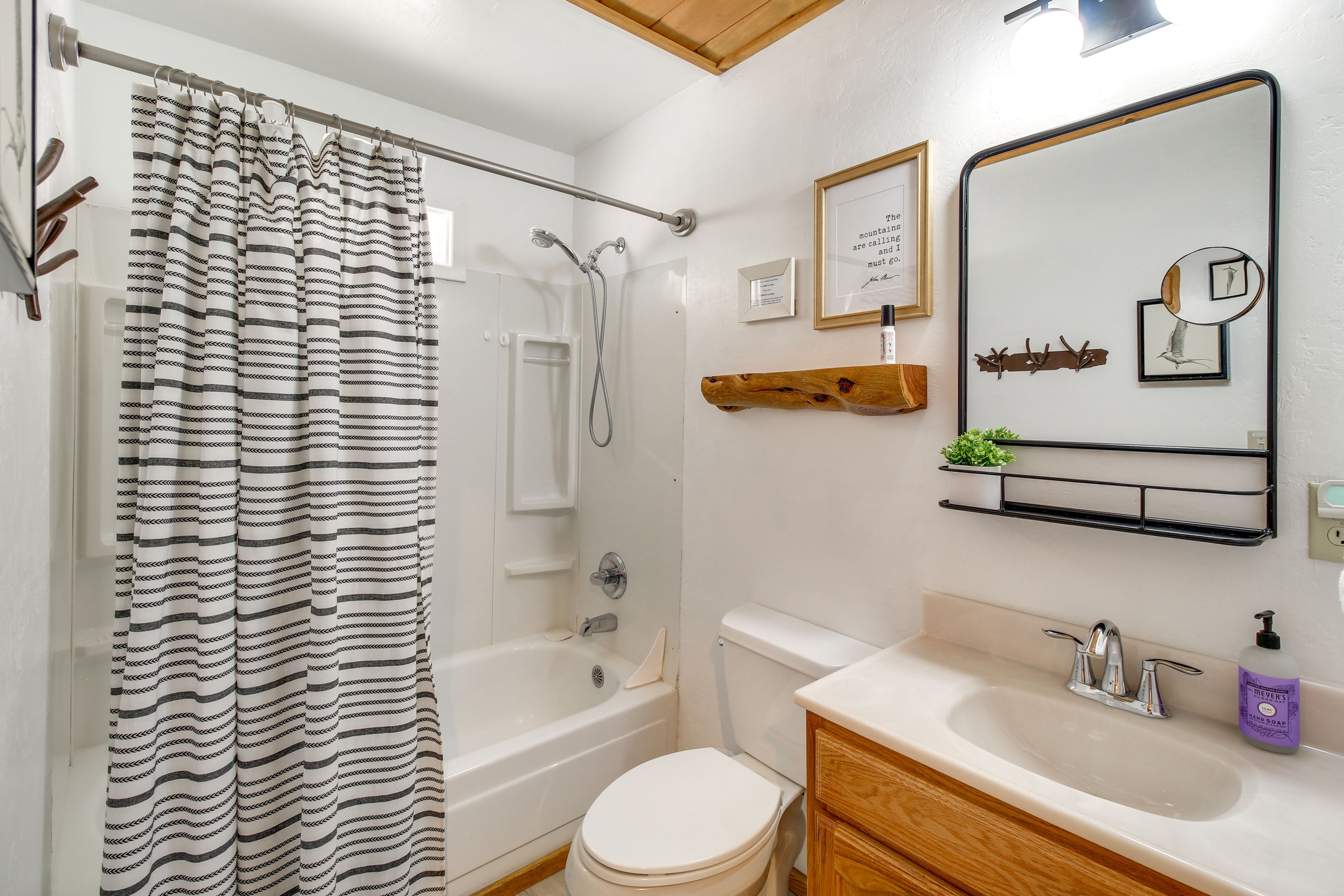 Full Bathroom | Complimentary Toiletries | Towels Provided