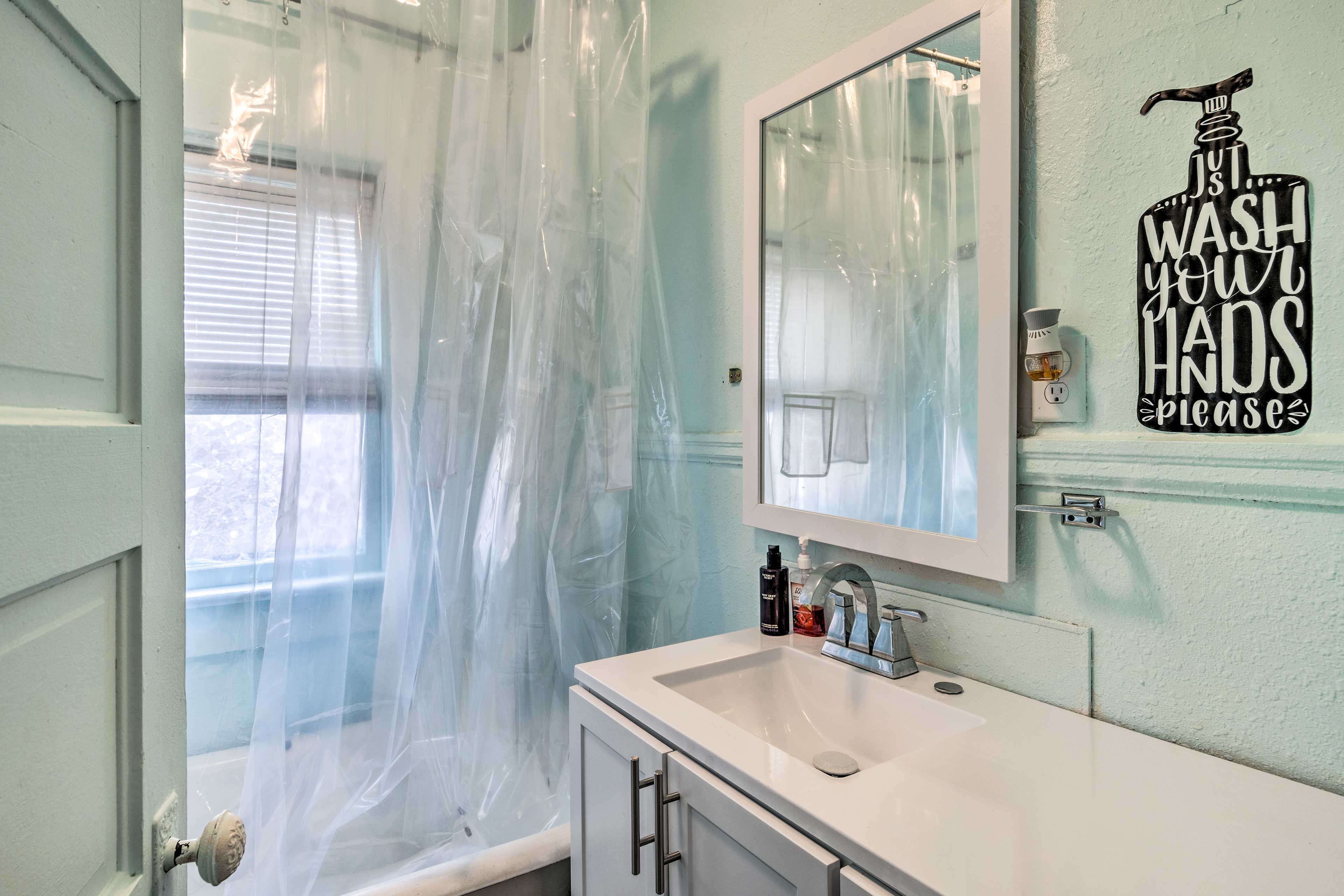 Full Bathroom | Towels Provided | Complimentary Toiletries