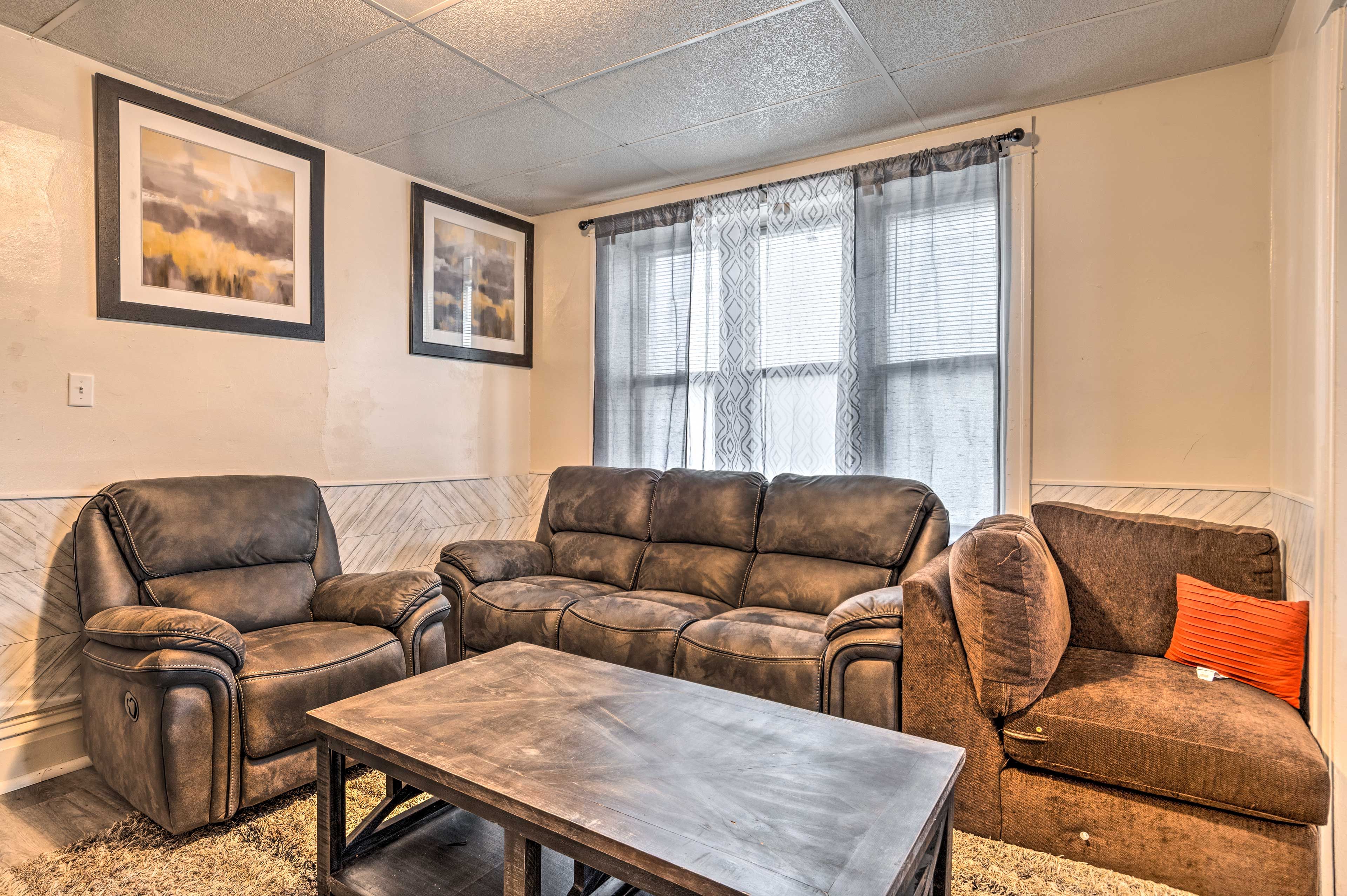 Living Room | Smart TV | Cable | DVD Player