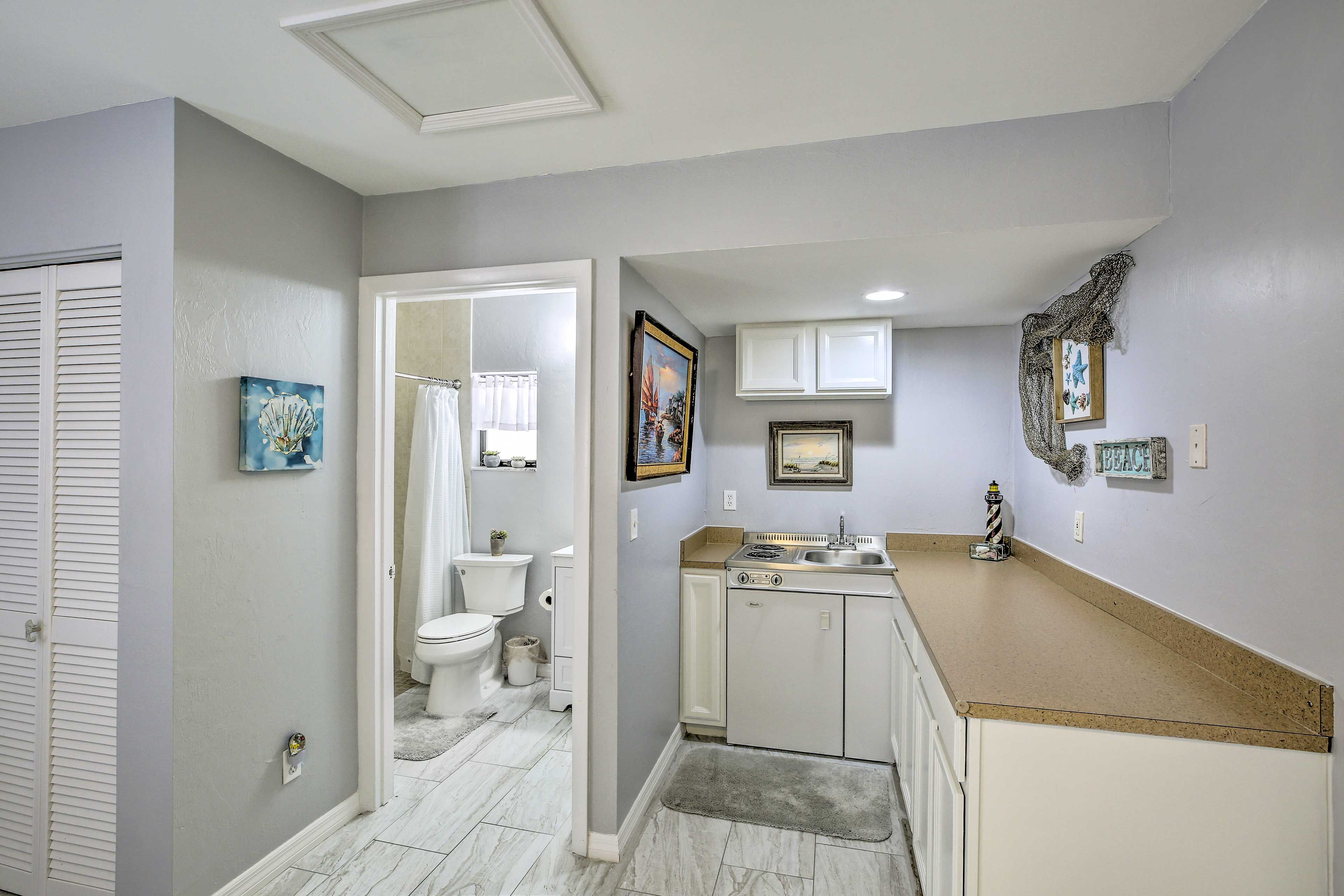 En-Suite Bathroom | Main Level | Towels Provided