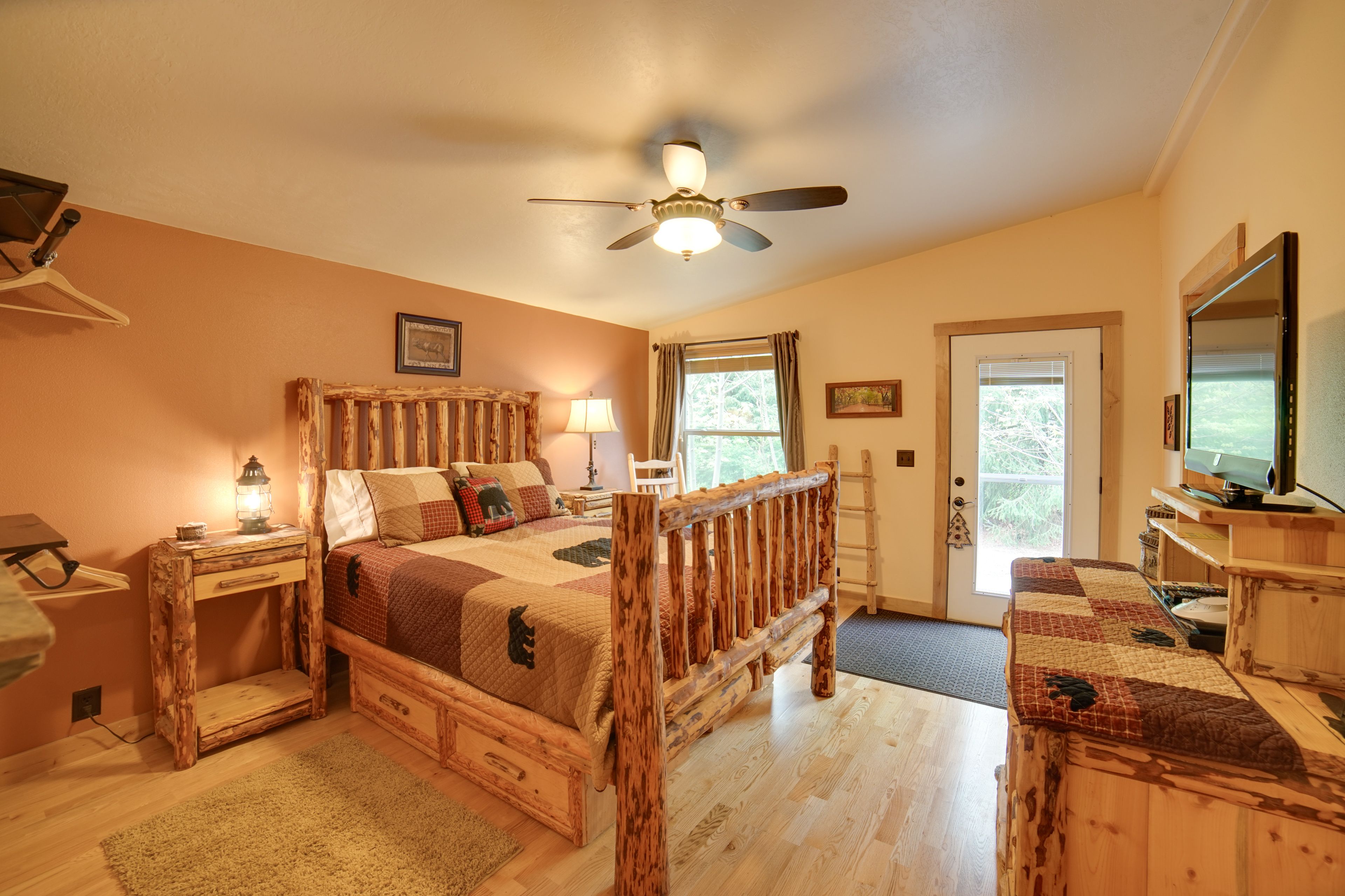 Bedroom 1 | Queen Bed