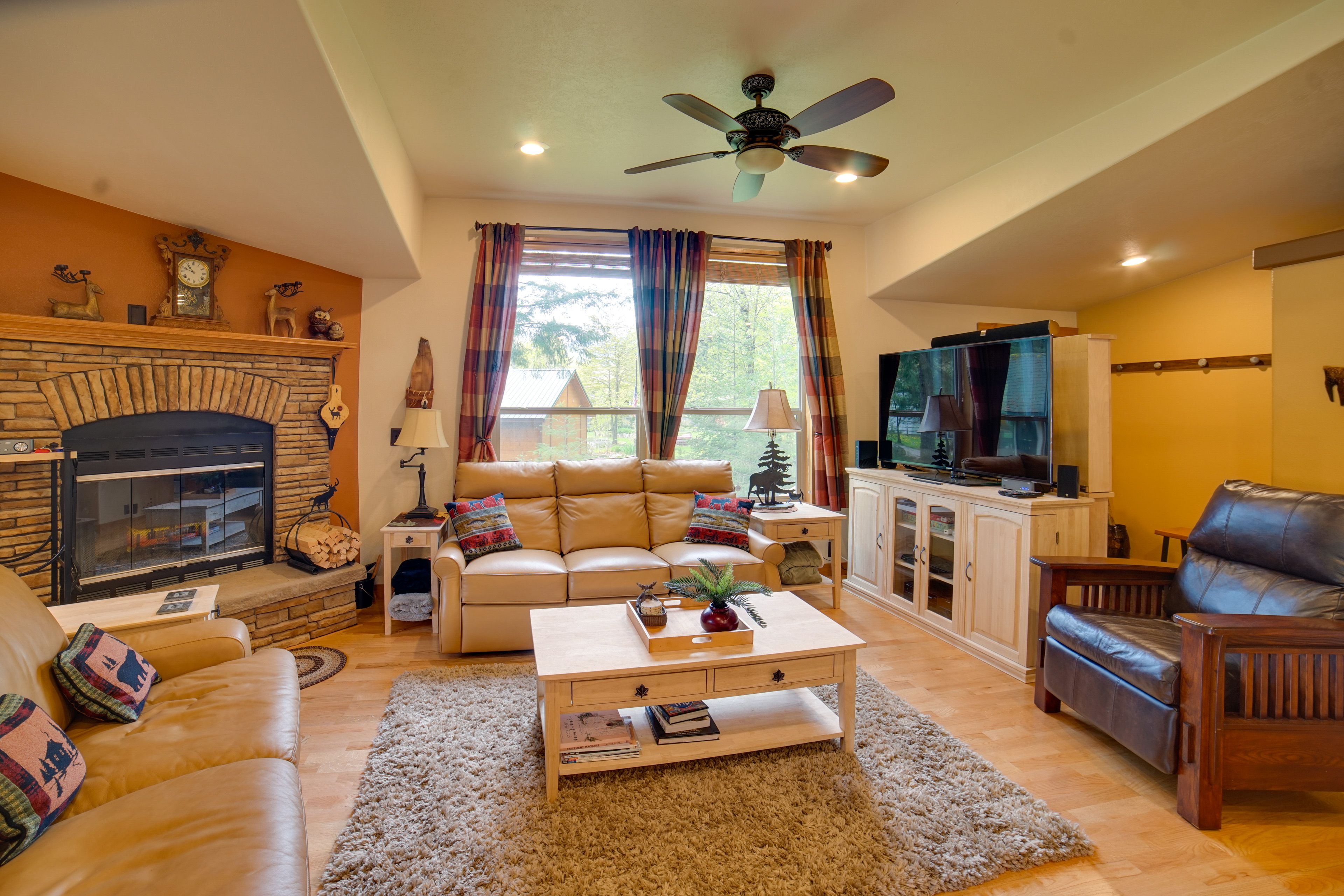 Living Room | Fireplace | Free WiFi | Smart TV