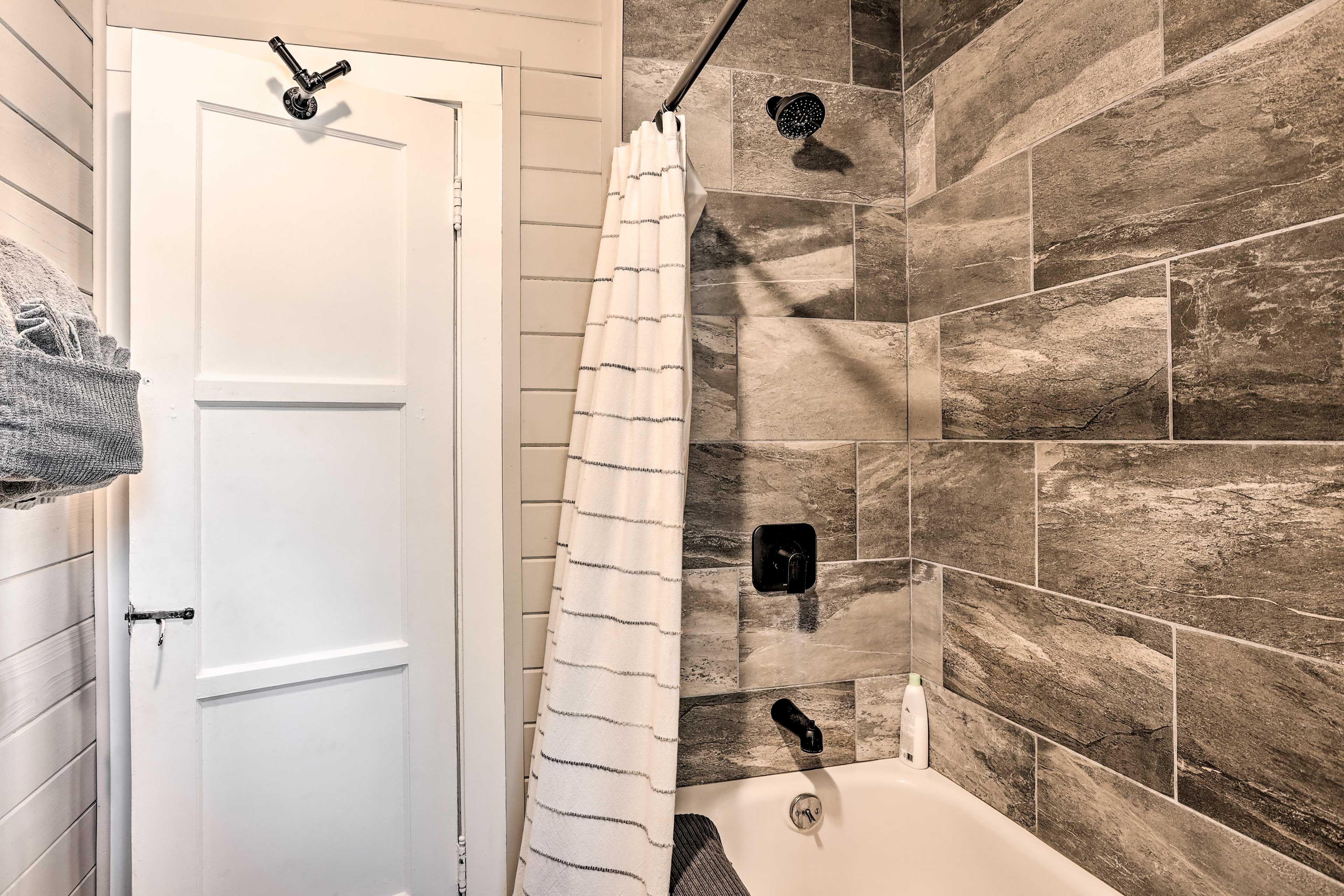 Full Bathroom | Main Floor
