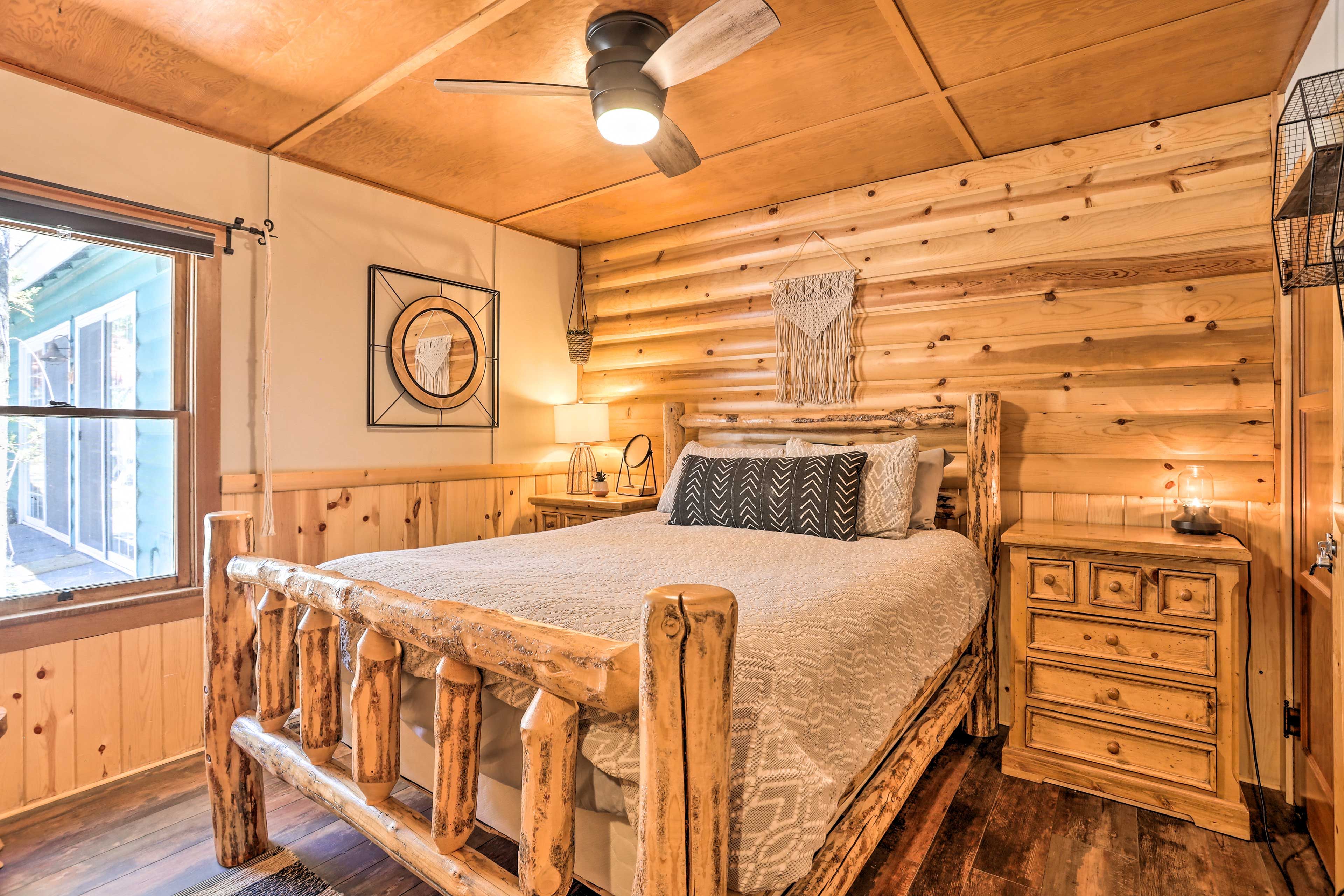 Bedroom 1 | Queen Bed | Main Floor
