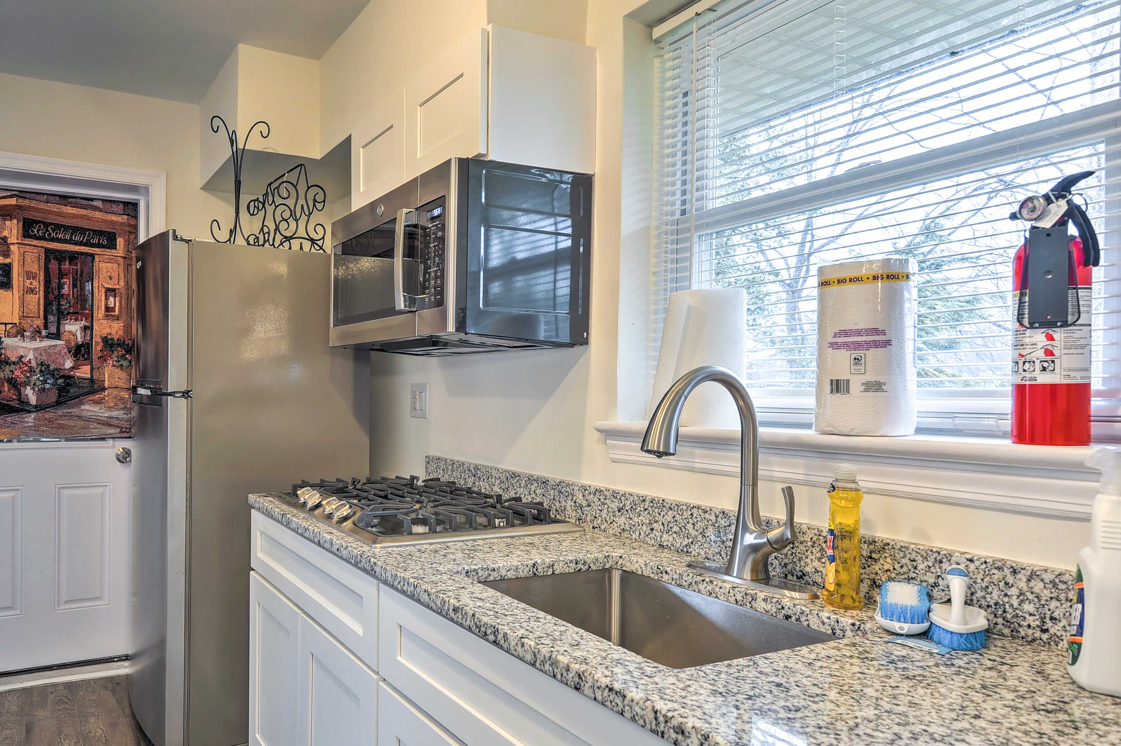 Kitchenette | Cooktop | Microwave | Coffee Maker