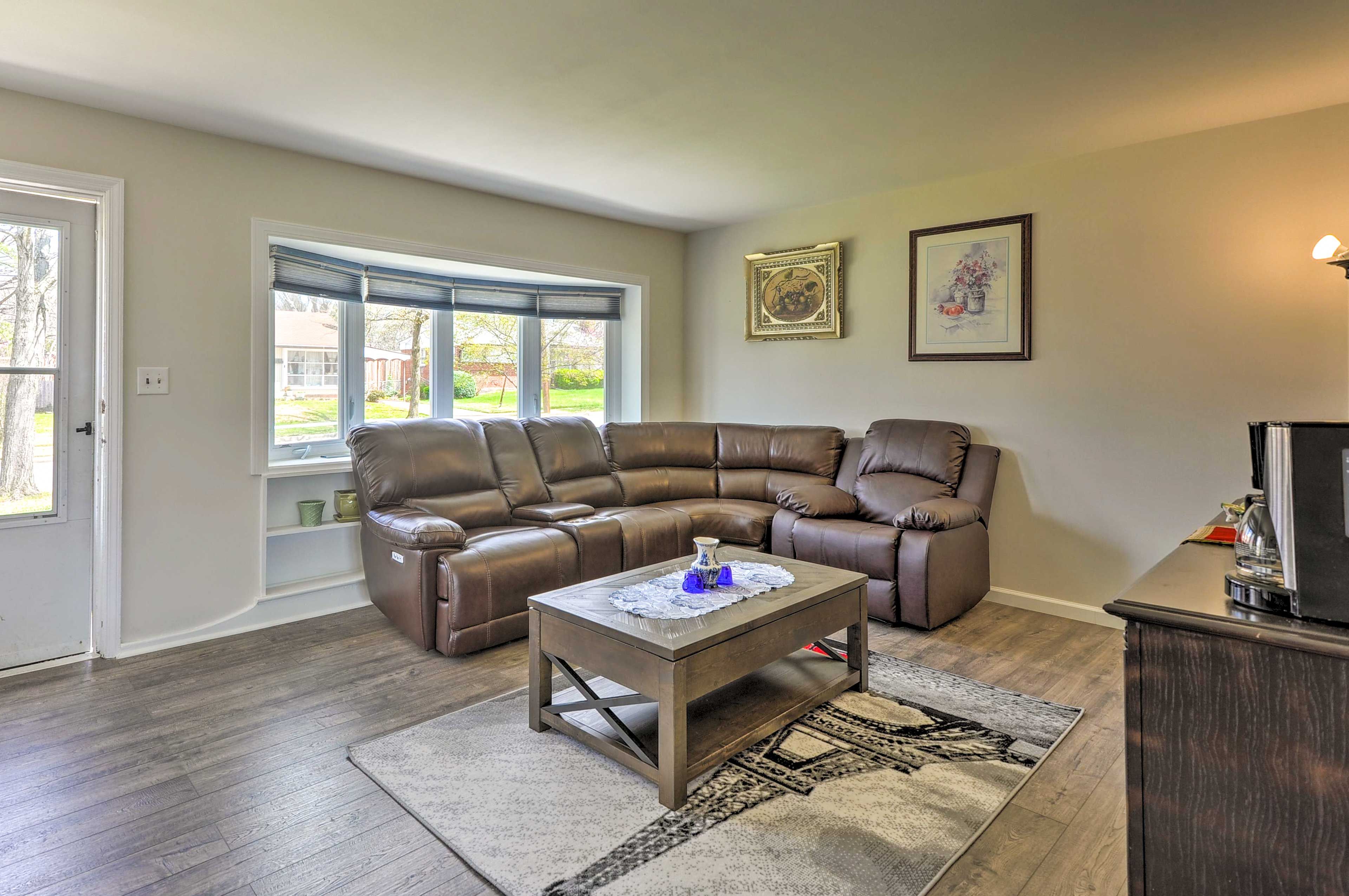 Living Room | Central Air Conditioning | Free WiFi