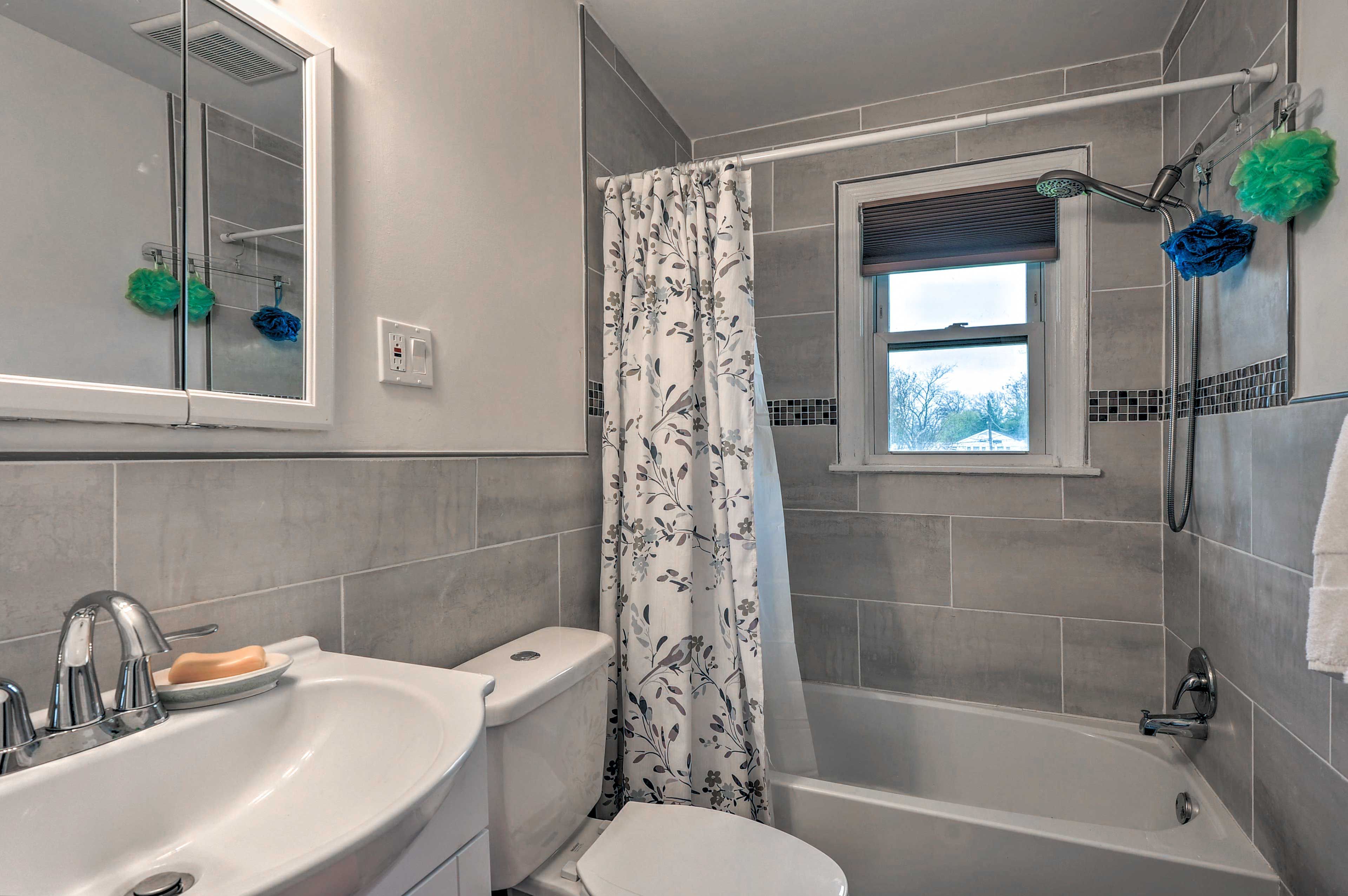 Full Bathroom | 1st Floor | Towels Provided | Complimentary Toiletries