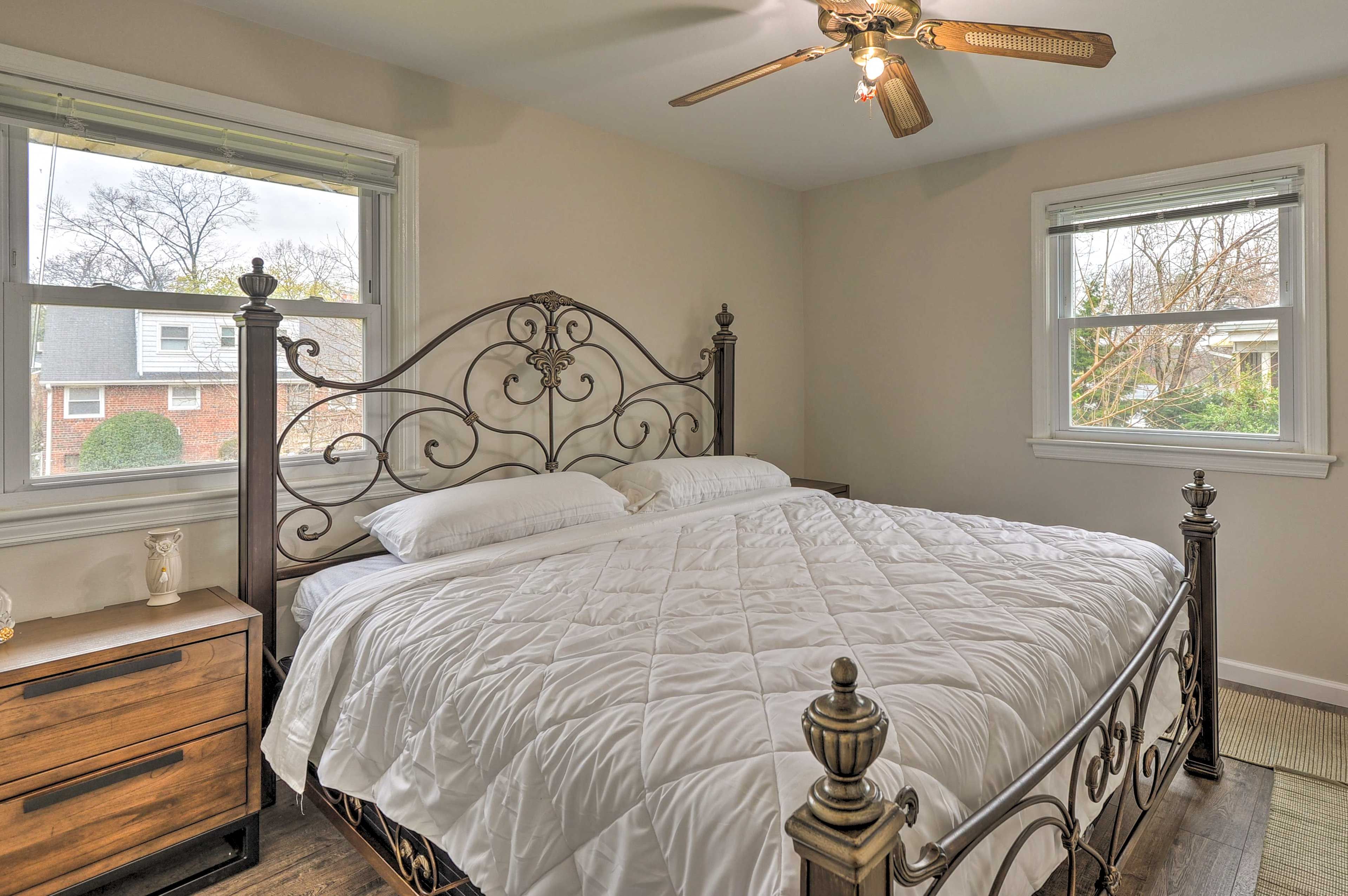 Bedroom 1 | King Bed | 1st Floor | Linens Provided