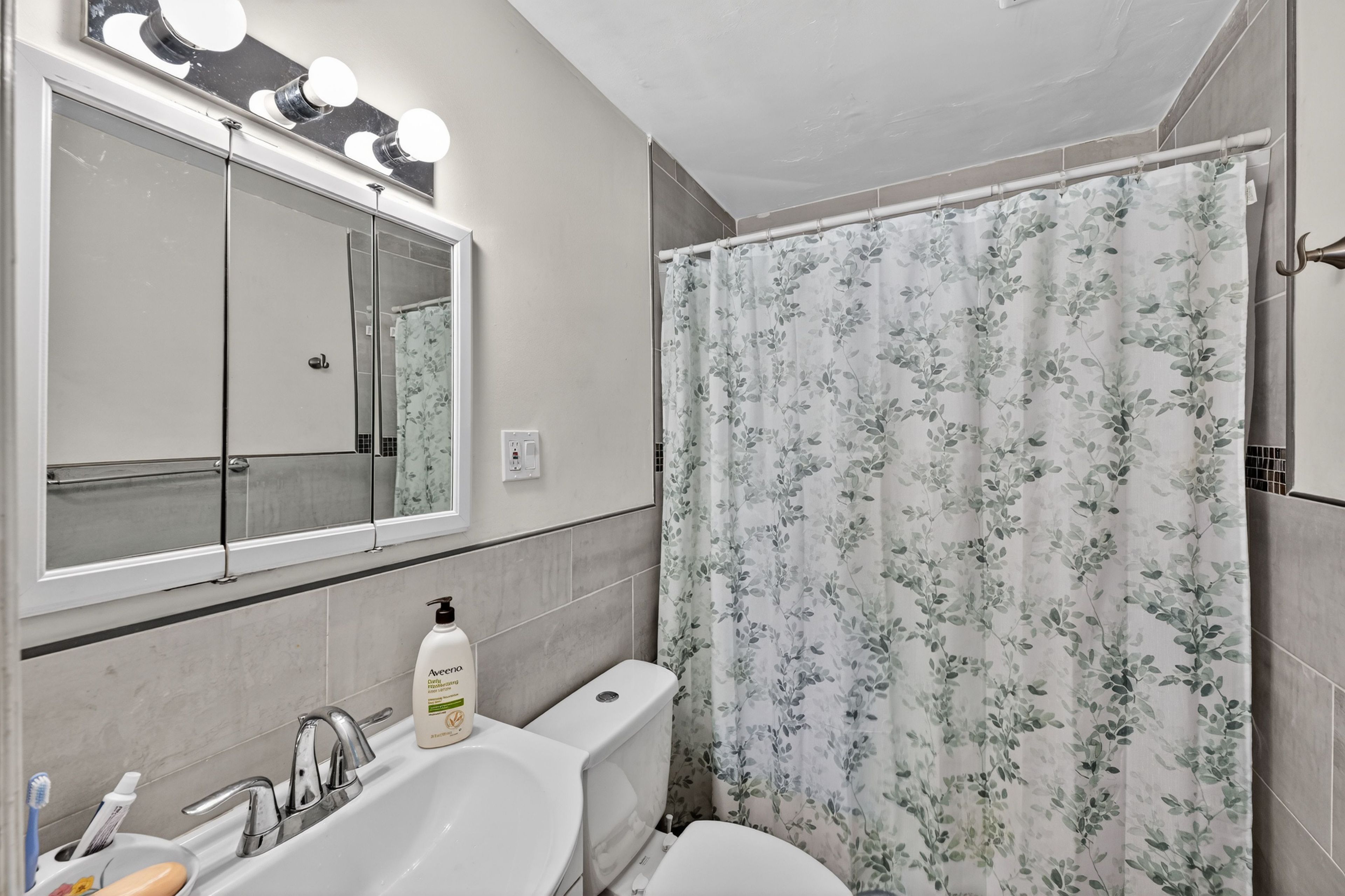 Full Bathroom | 1st Floor | Towels Provided | Complimentary Toiletries