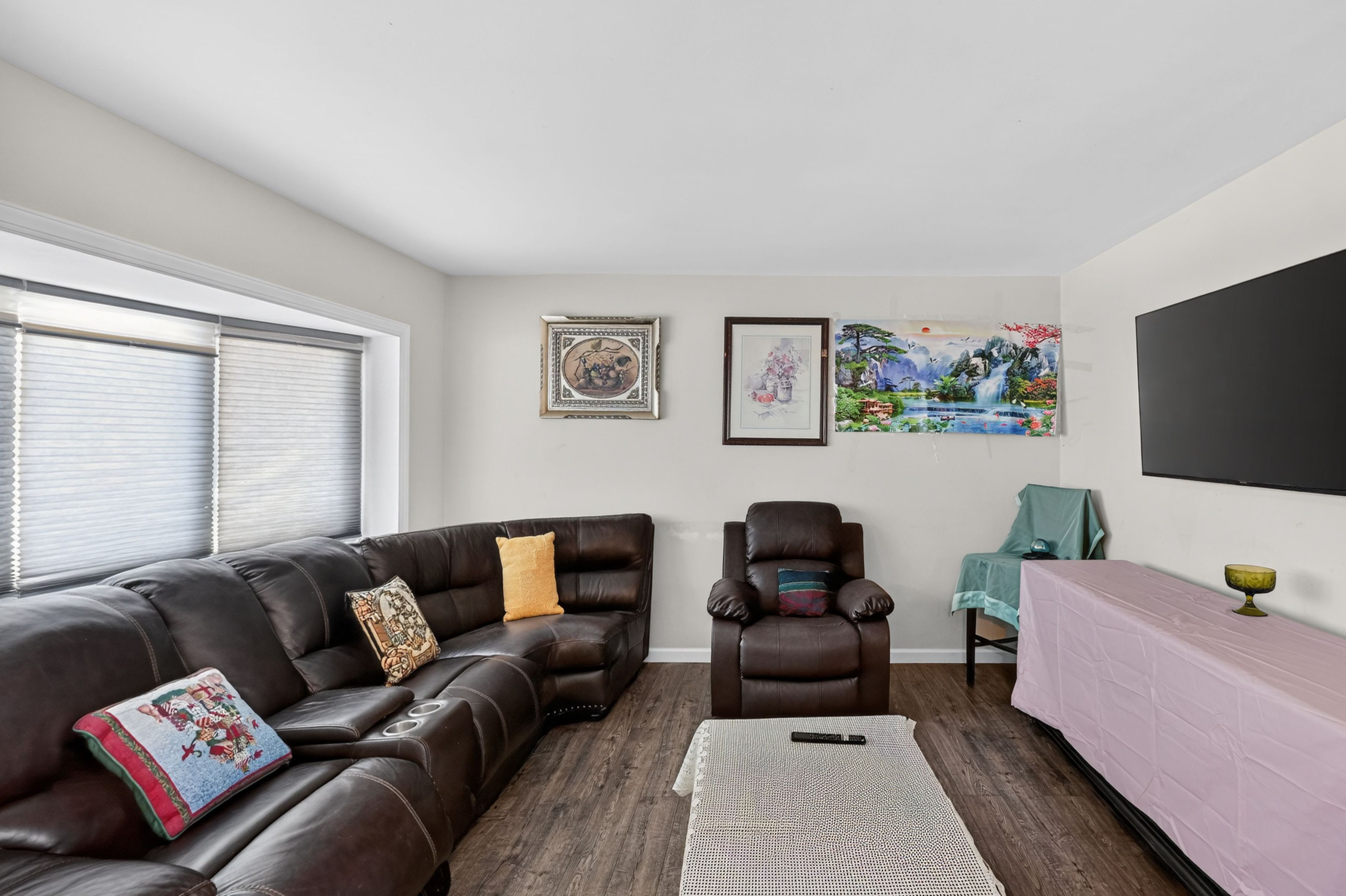 Living Room | Trash Bags/Paper Towels