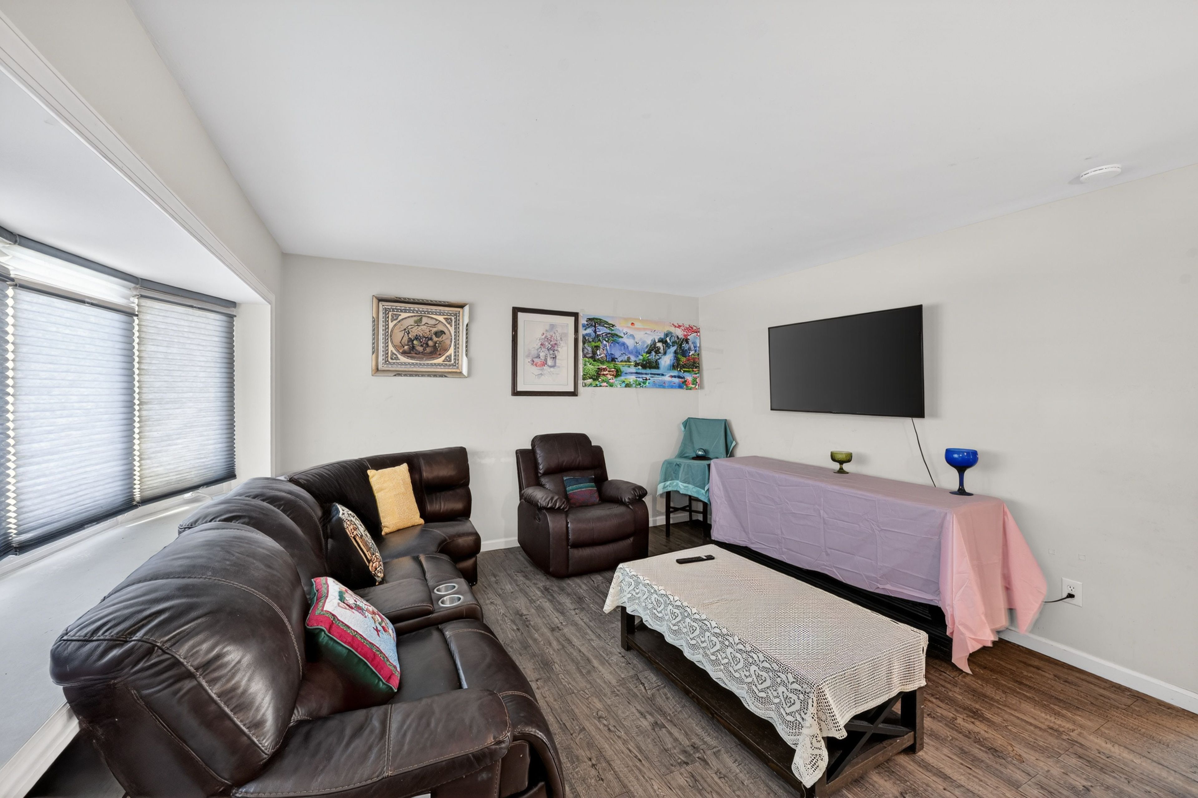 Living Room | Central Air Conditioning | Free WiFi