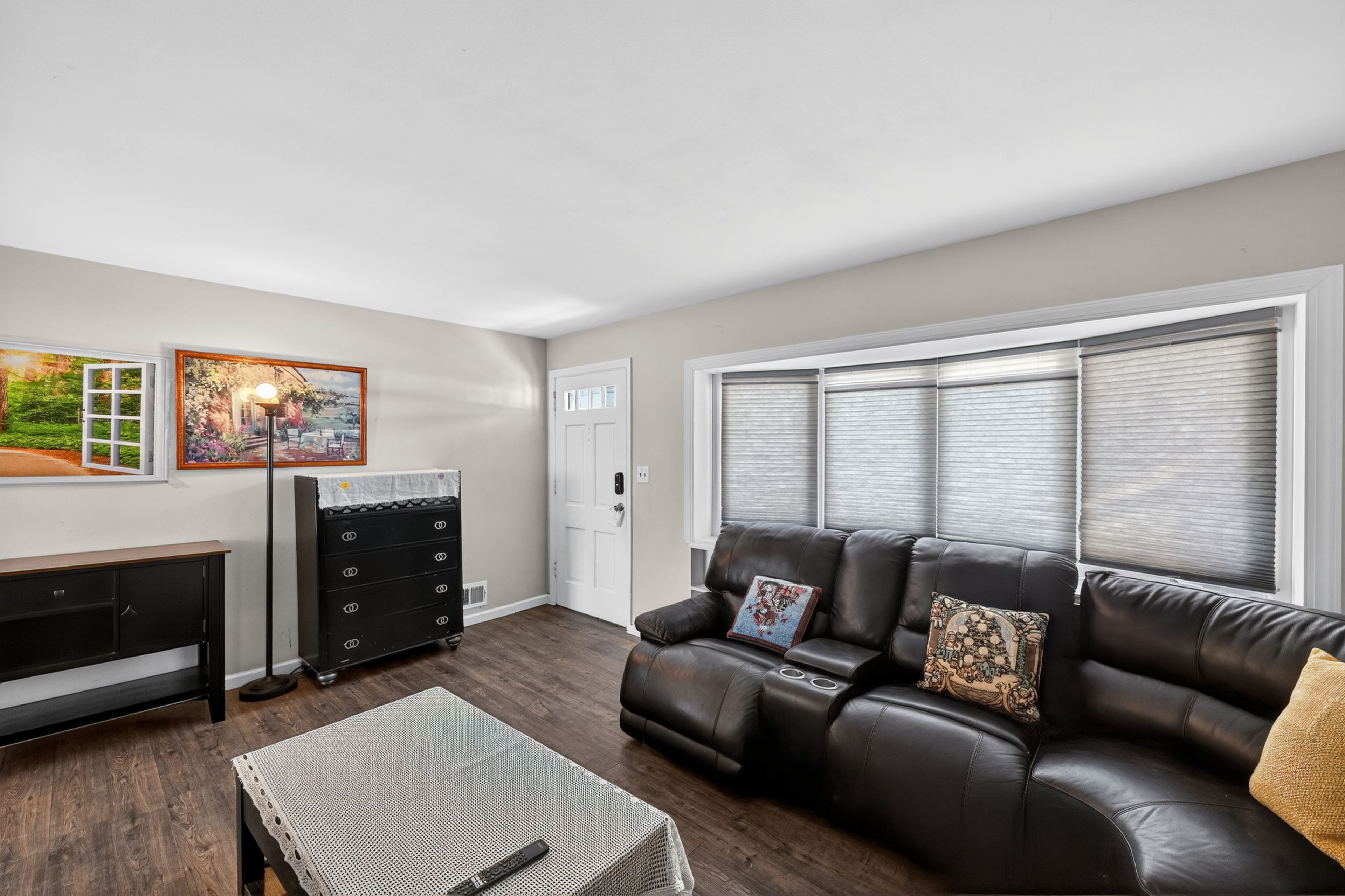 Living Room | Smart TV | Cable