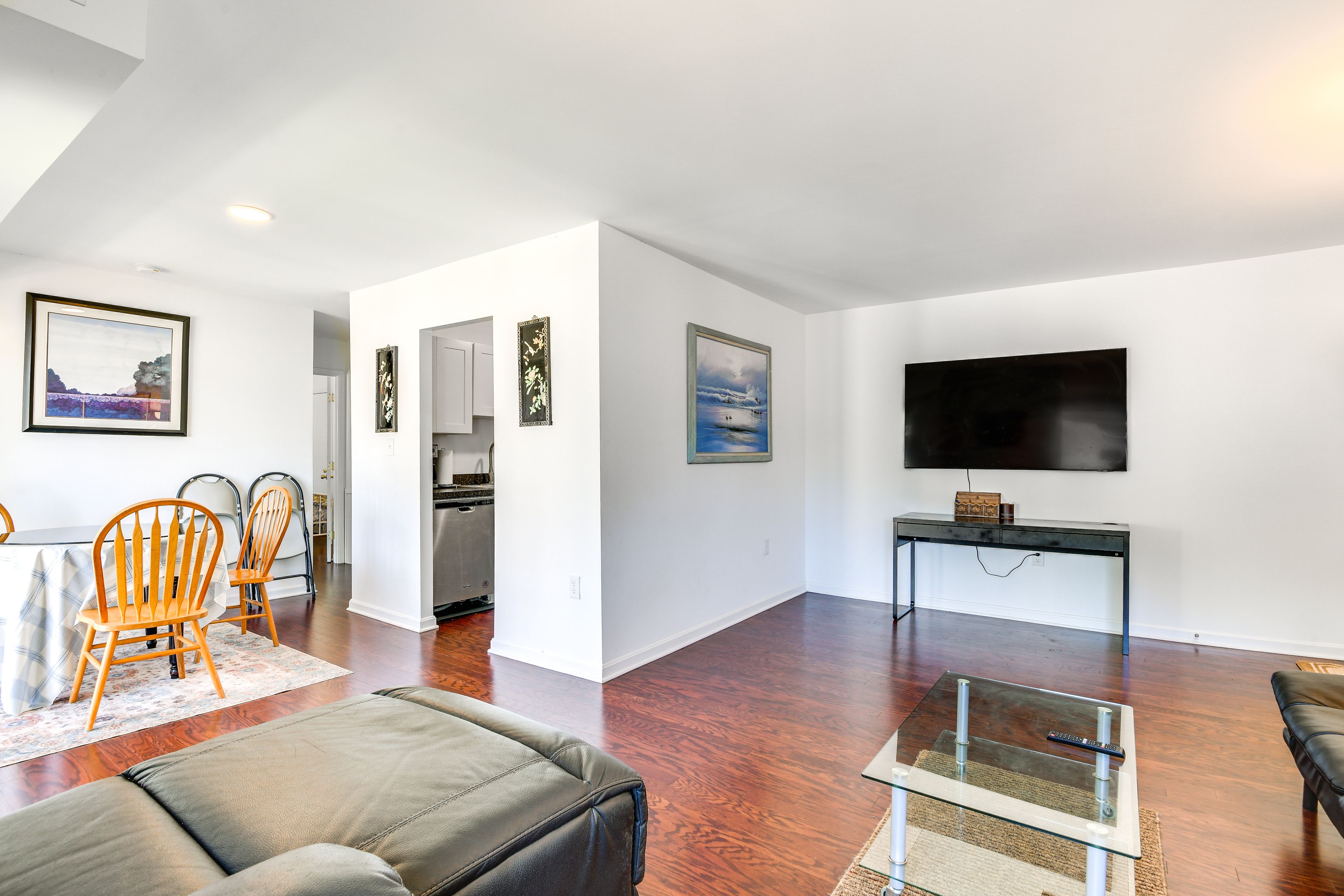 North Bethesda Vacation Rental | 1BR | 1BA | 960 Sq Ft | Stairs Required
