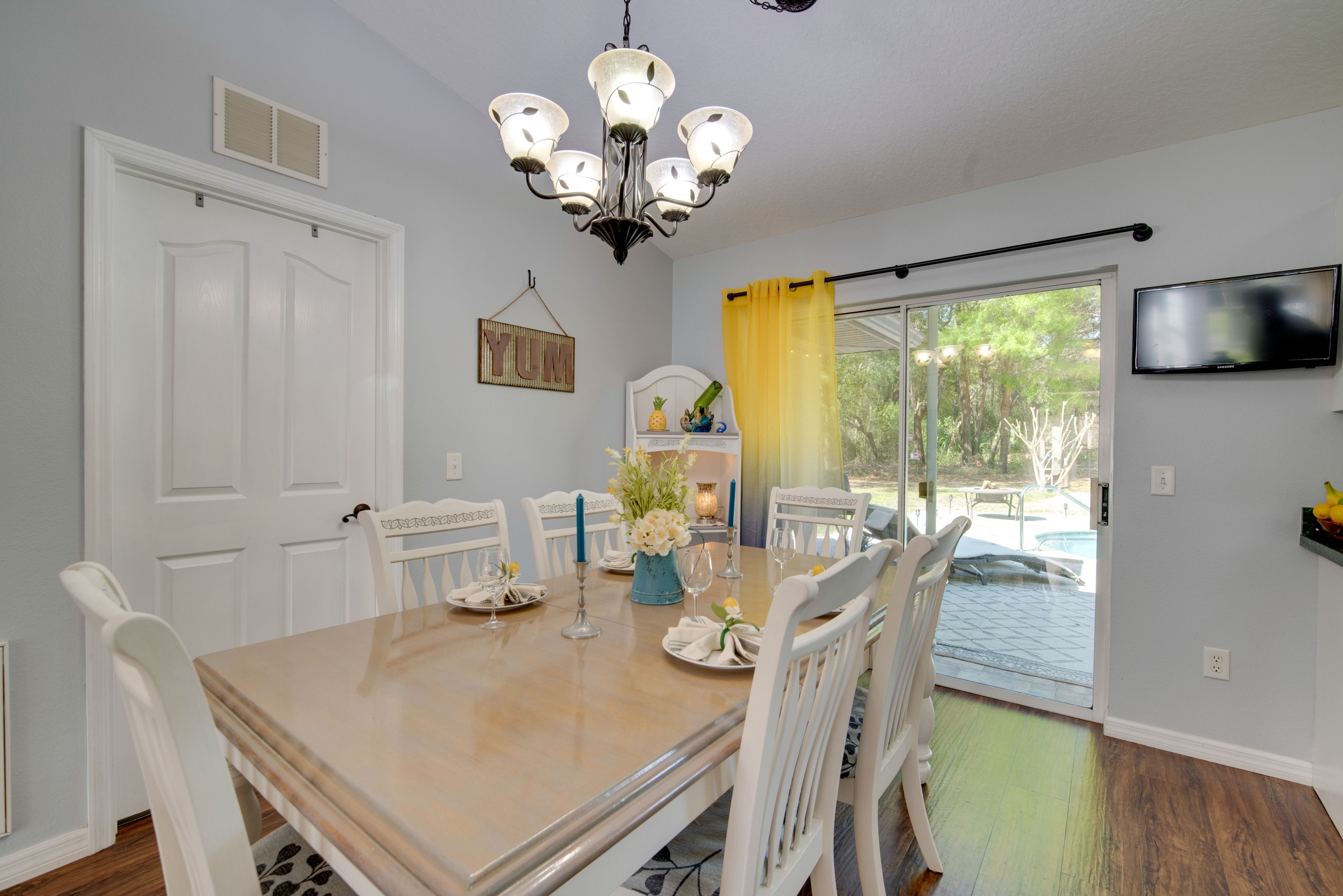 Dining Area | Smart TV