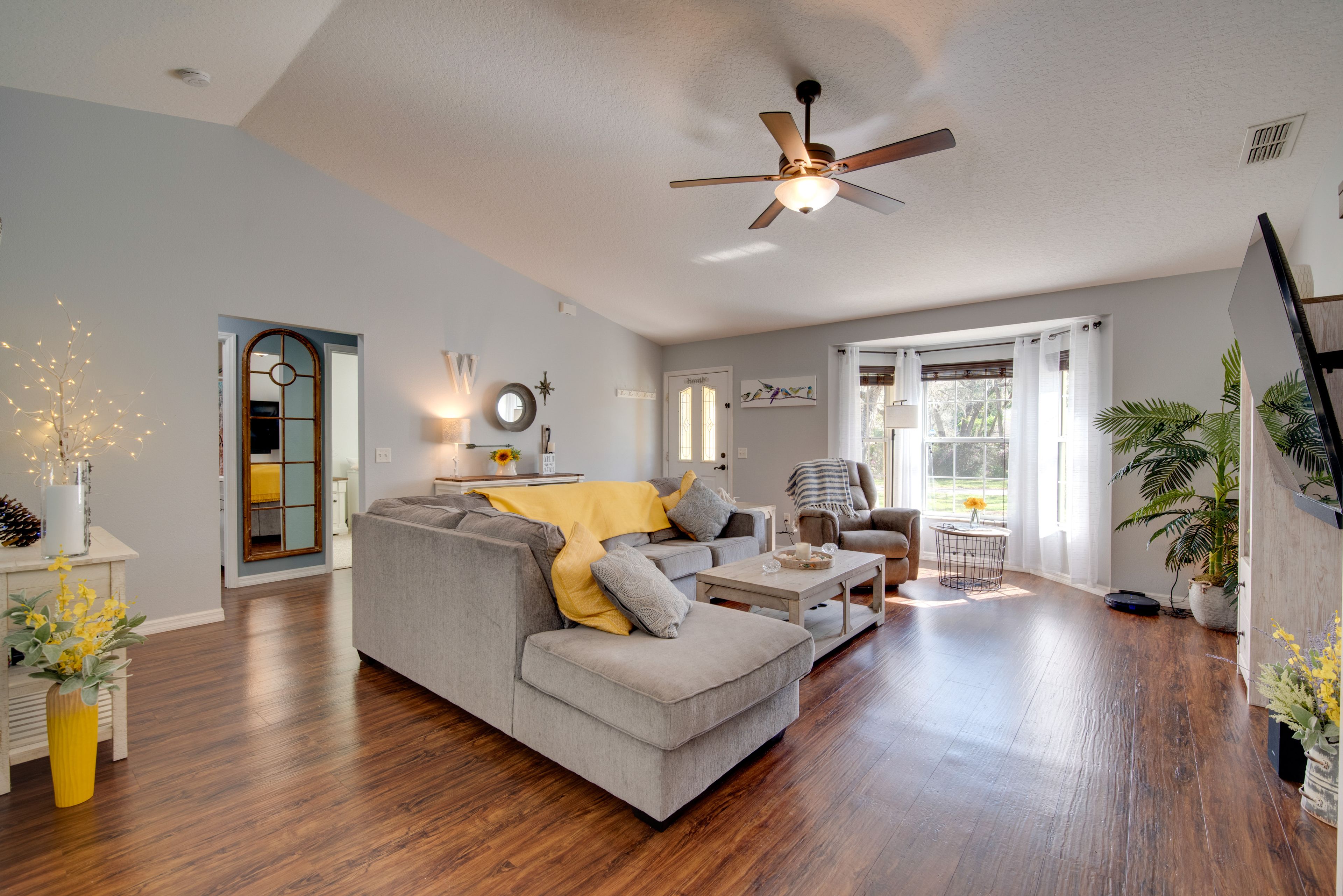 Living Room | Smart TV | Free WiFi | Central A/C