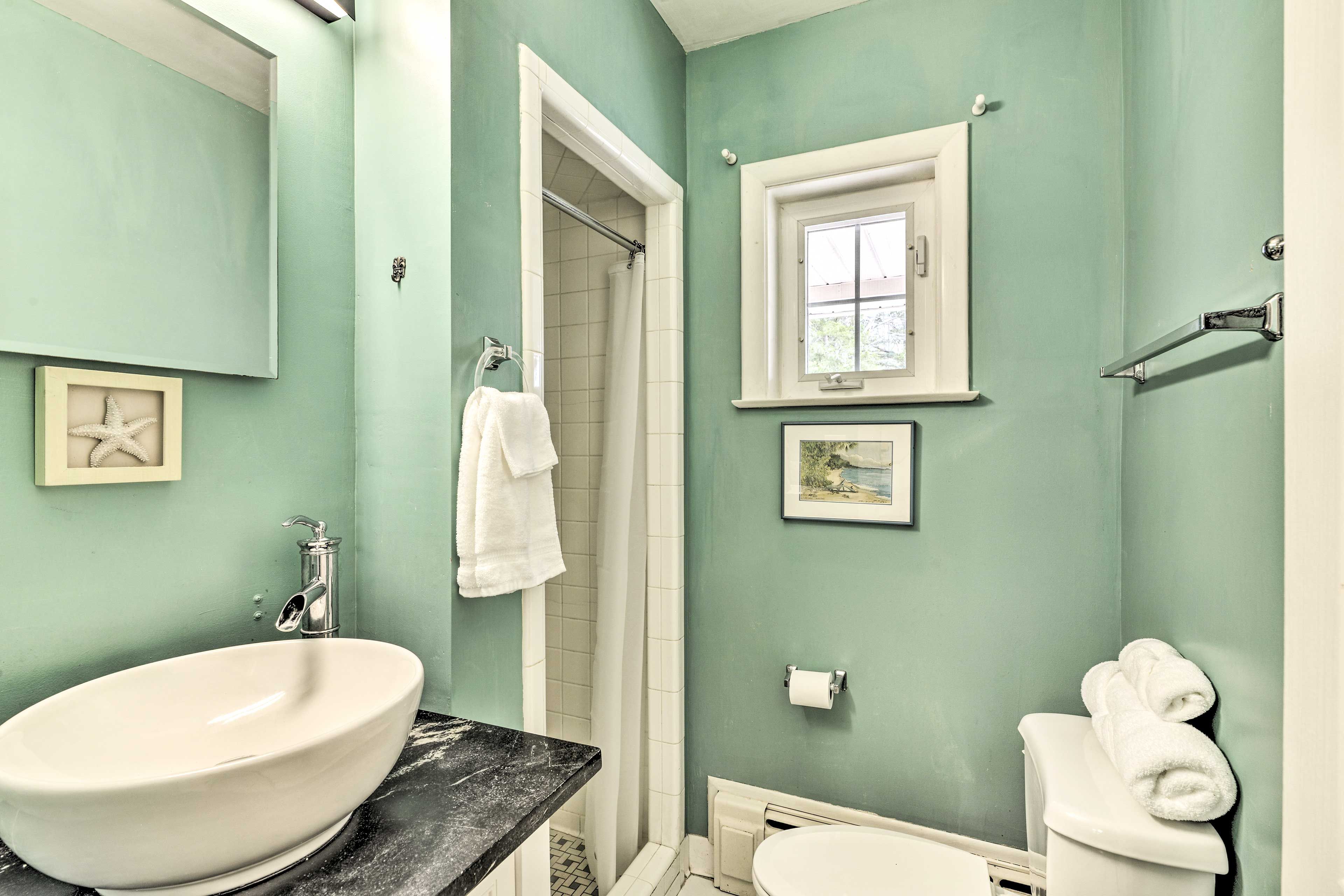 Full Bath | Towels Provided