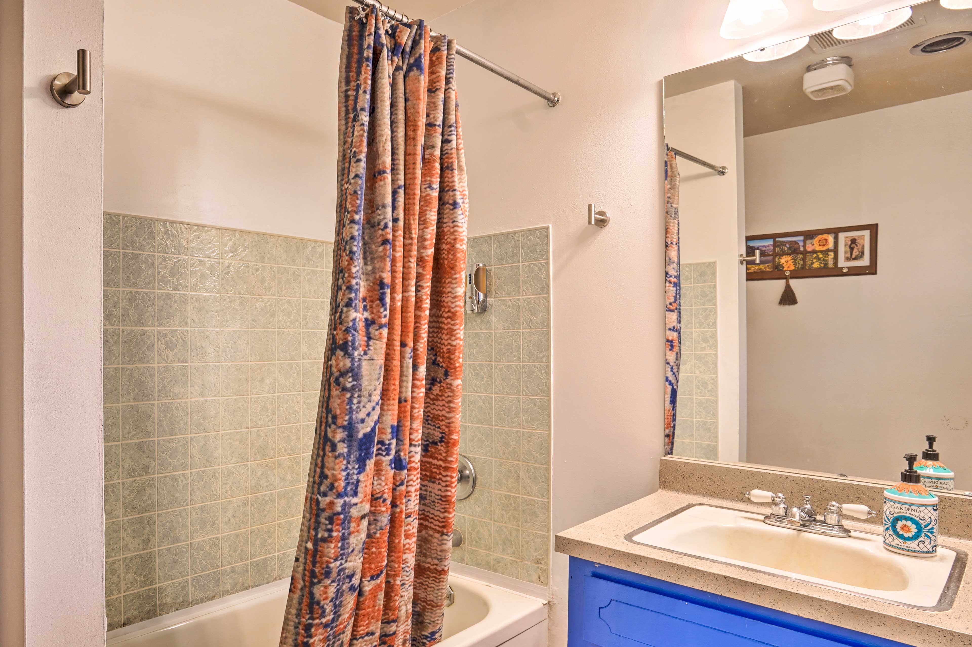 Full Bath | Towels Provided
