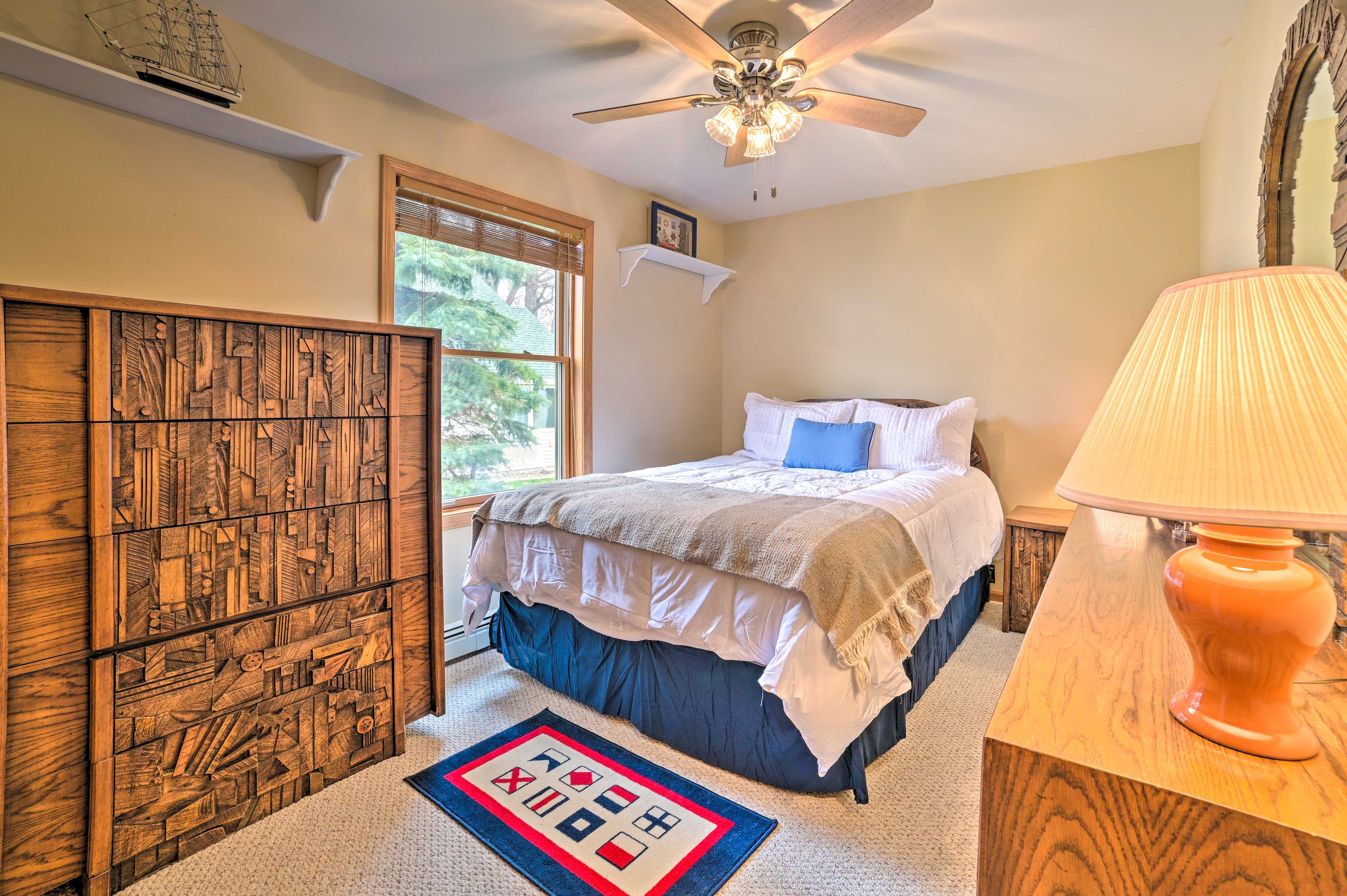 Bedroom 3 | Queen Bed