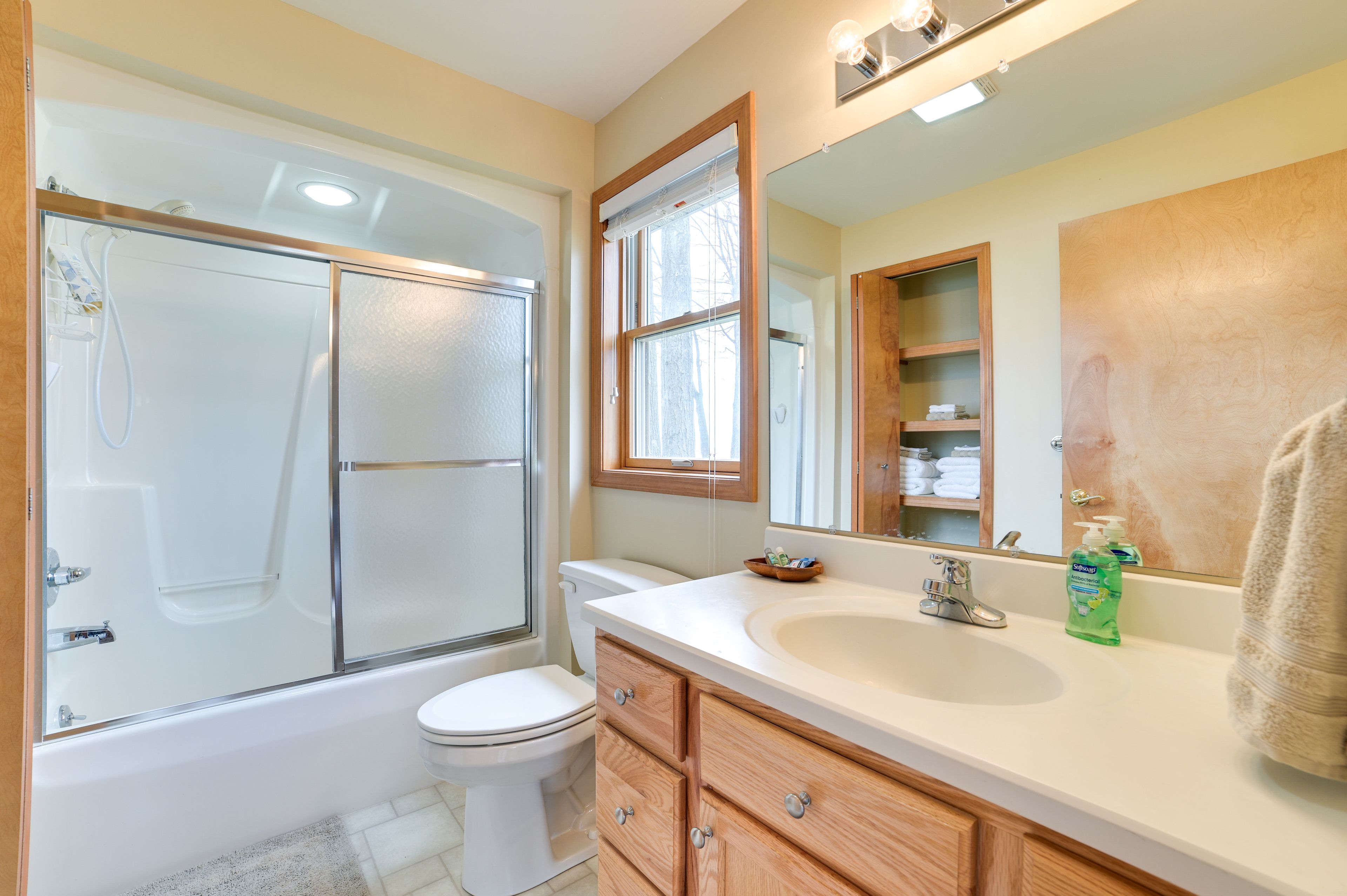 Full Bathroom | 2nd Floor | Towels Provided