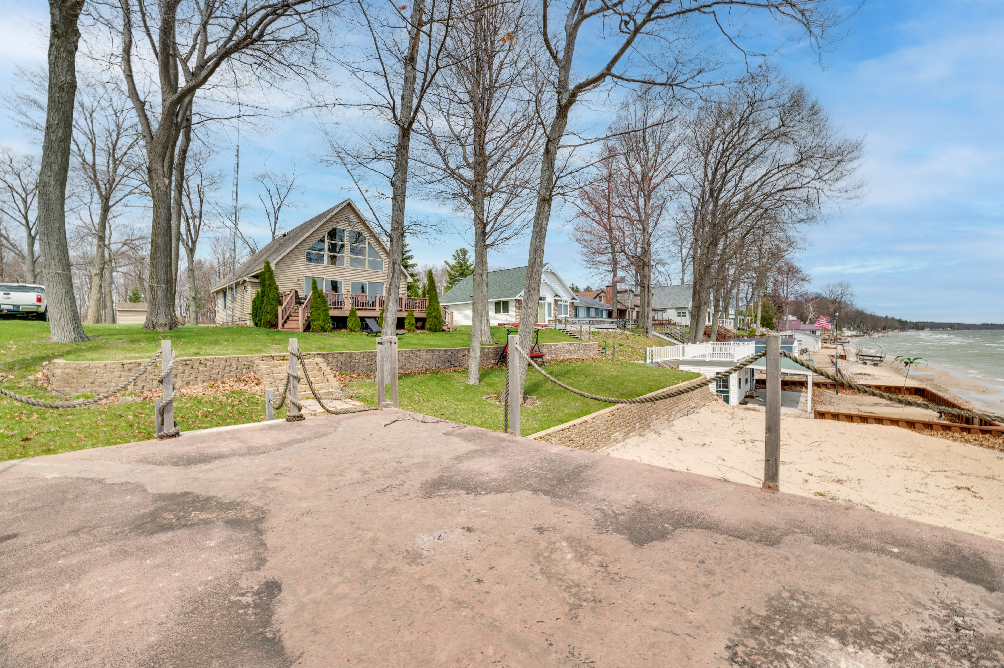 Exterior | On-Site Lake Access