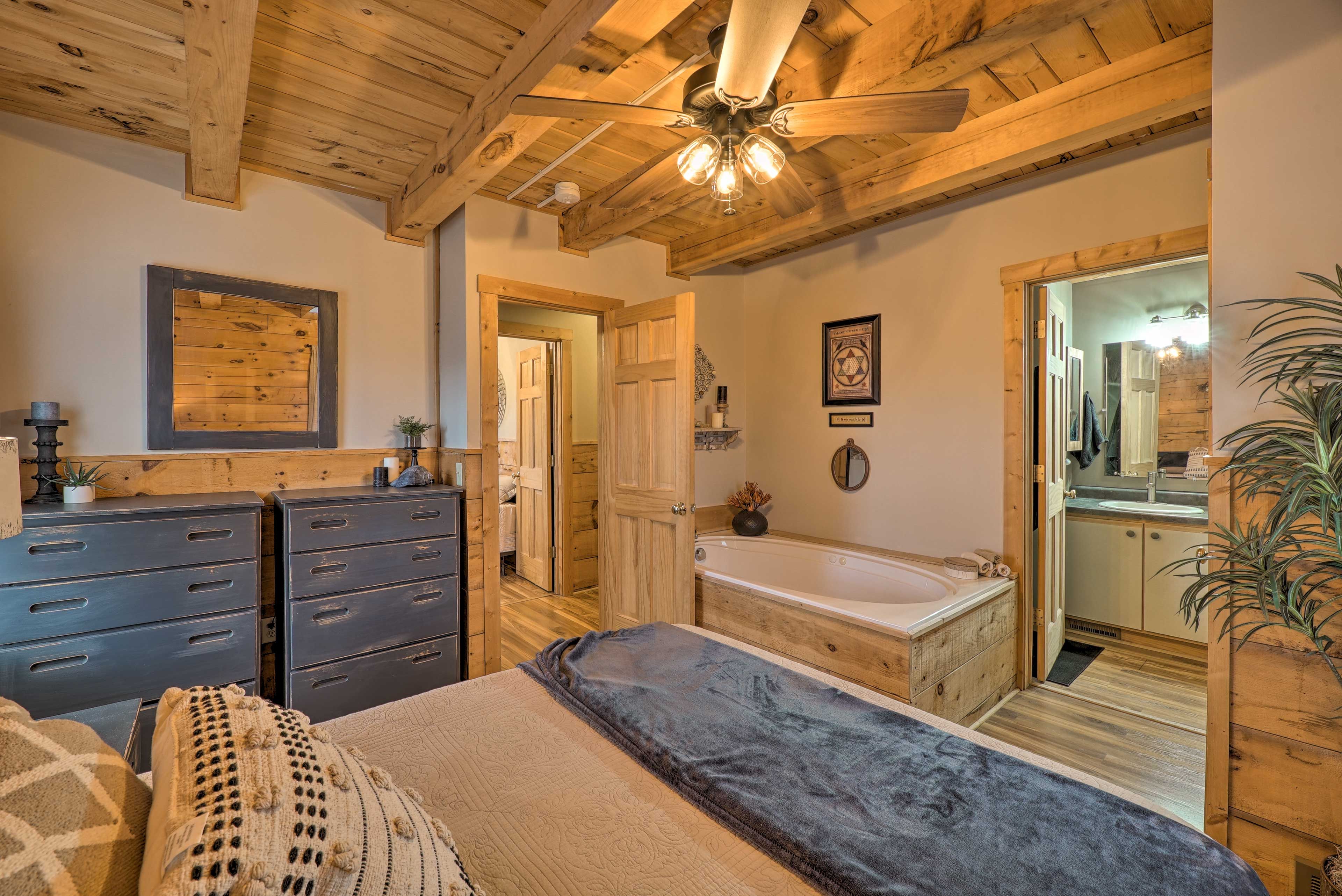 Bedroom 1 | Linens Provided | En-Suite Bathroom