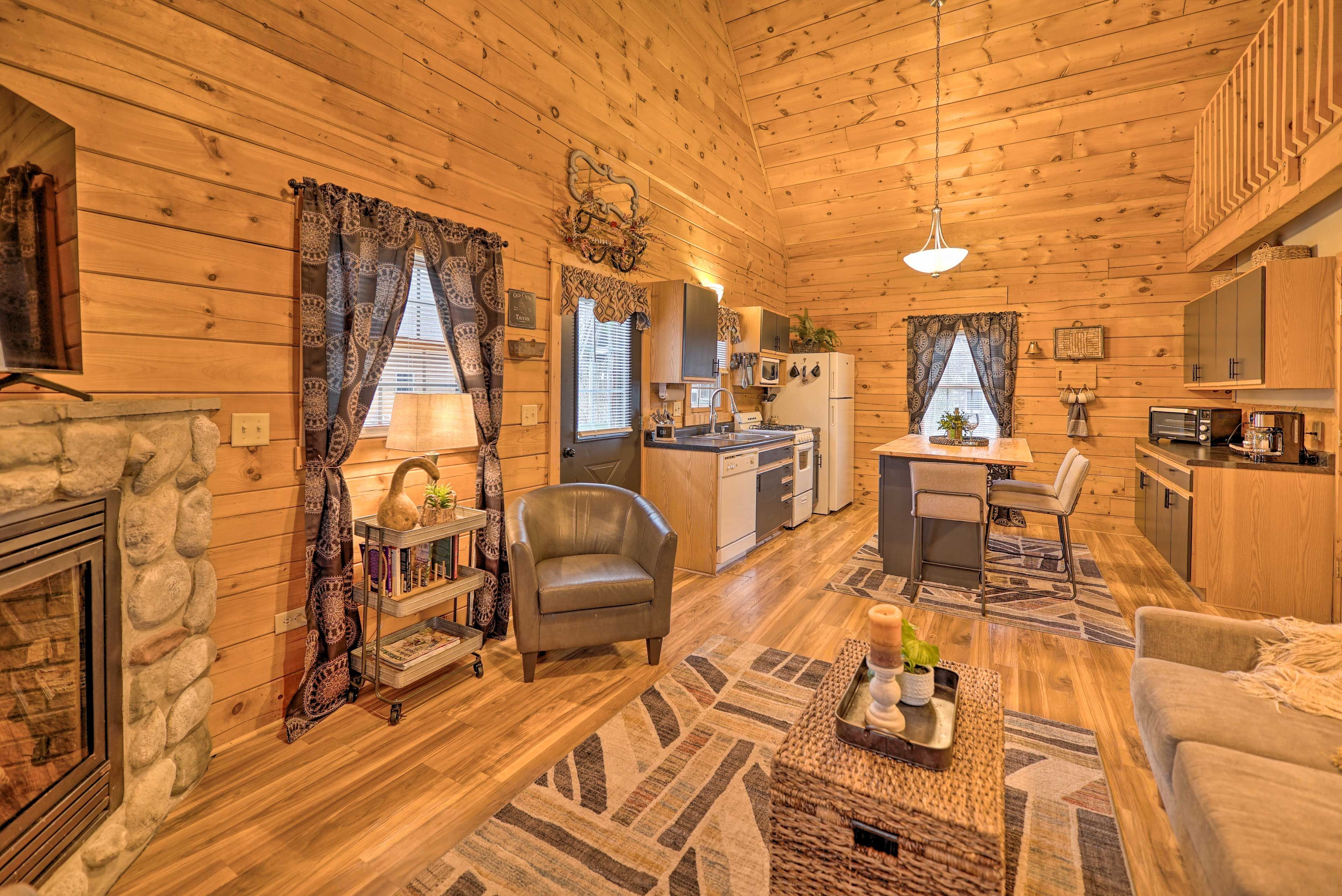 Living Room | Gas Fireplace | Smart TV | DVD Player