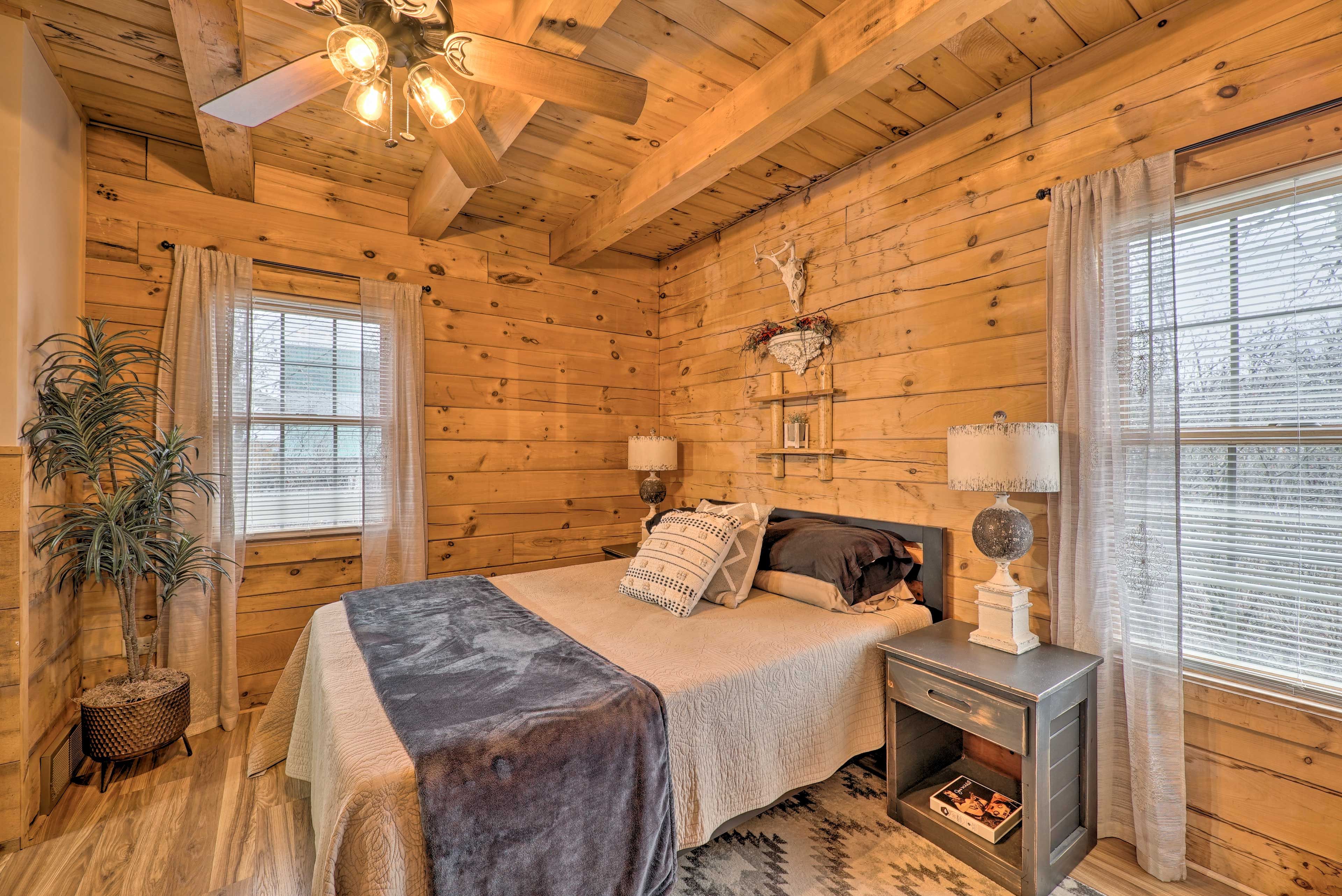 Bedroom 1 | Main Level | Queen Bed