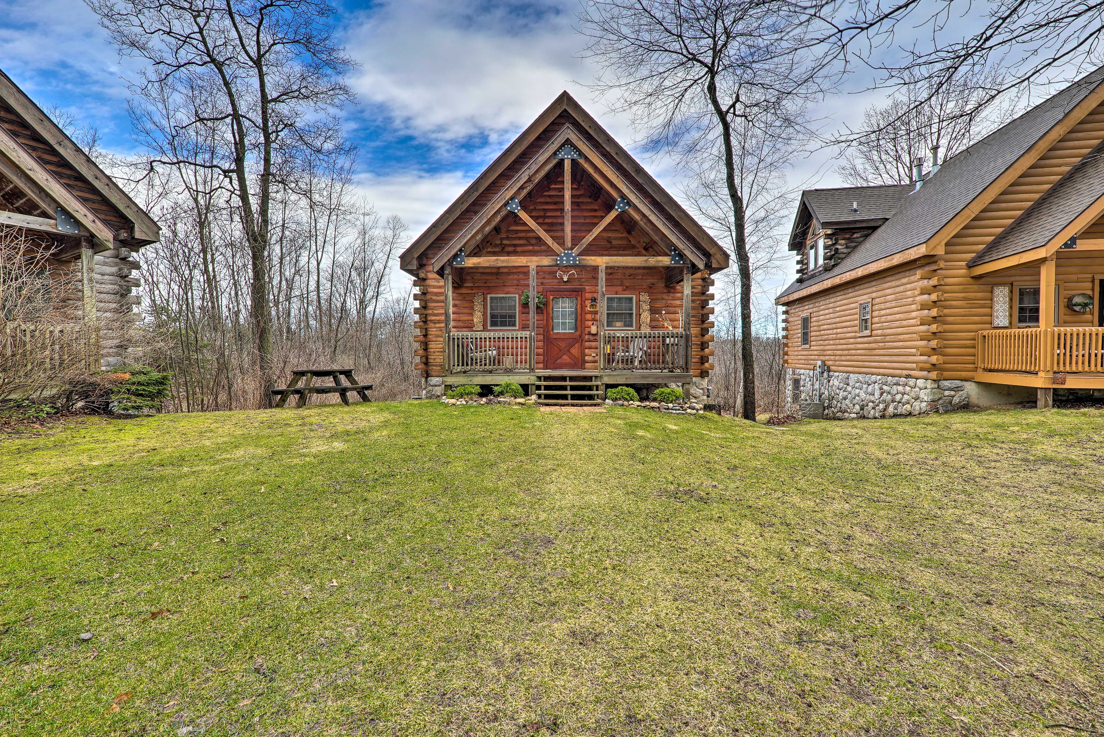 Cabin Exterior | Community Picnic Tables & Grills