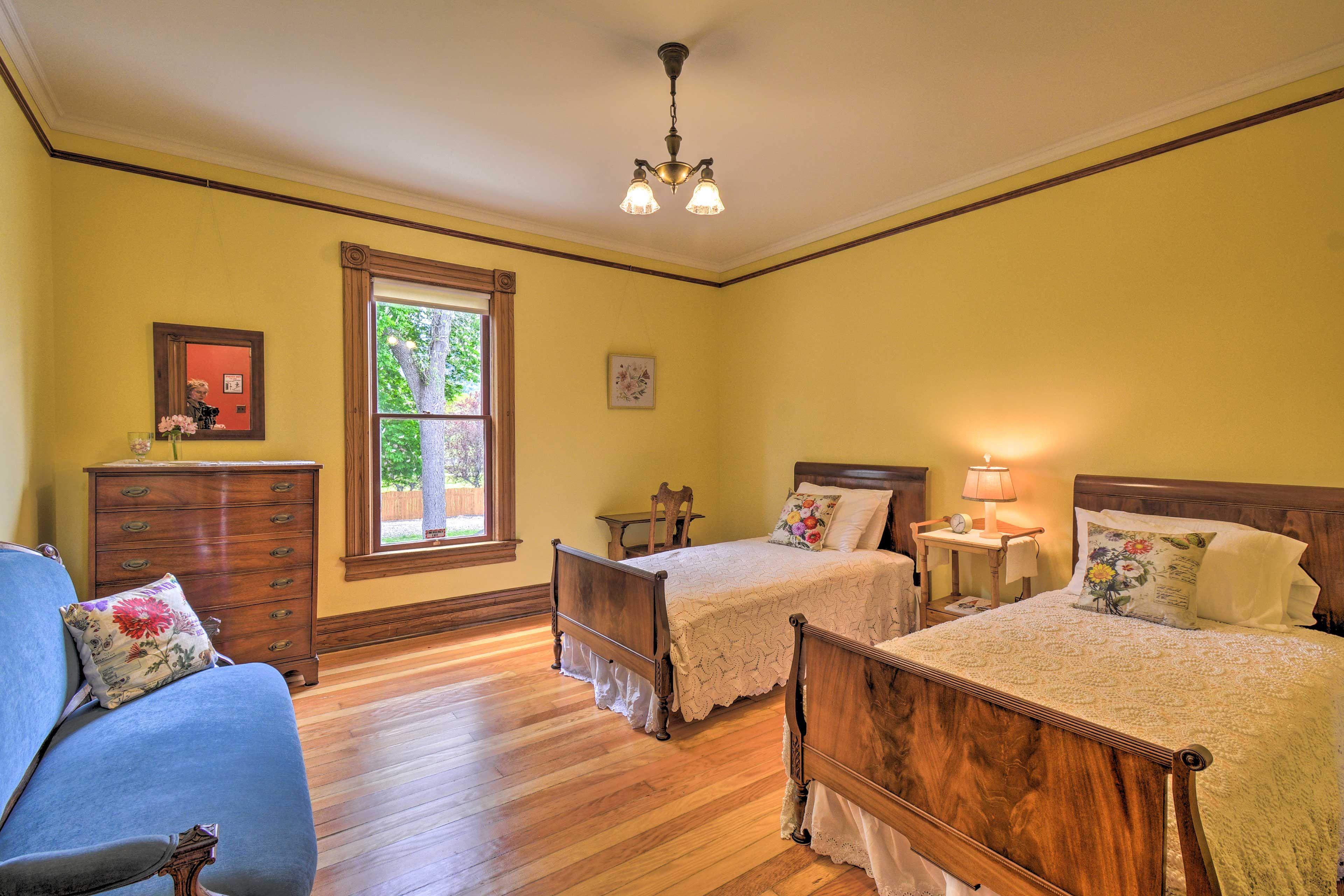 2 Twin Beds