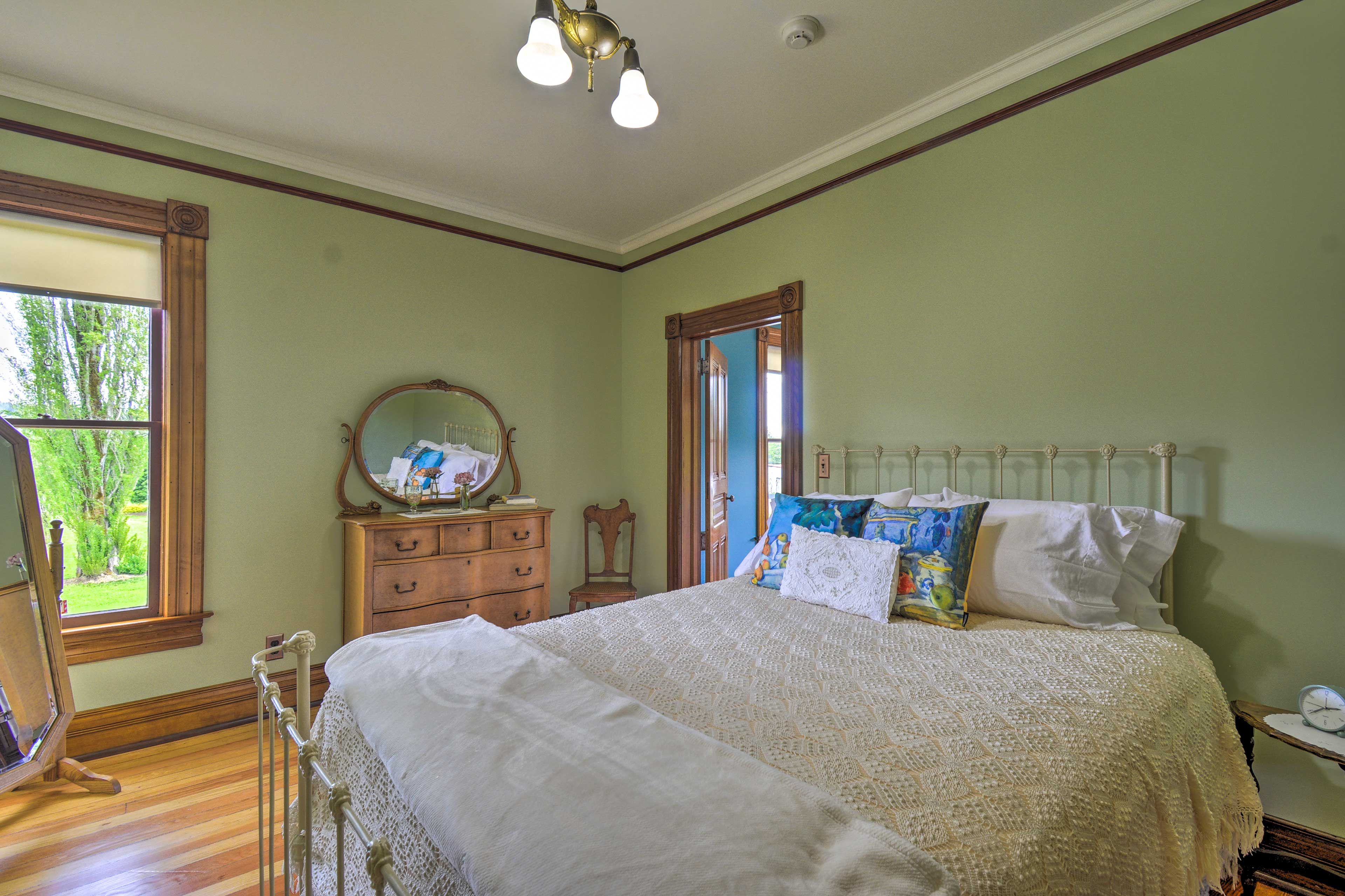 Bedroom 2 | Queen Bed