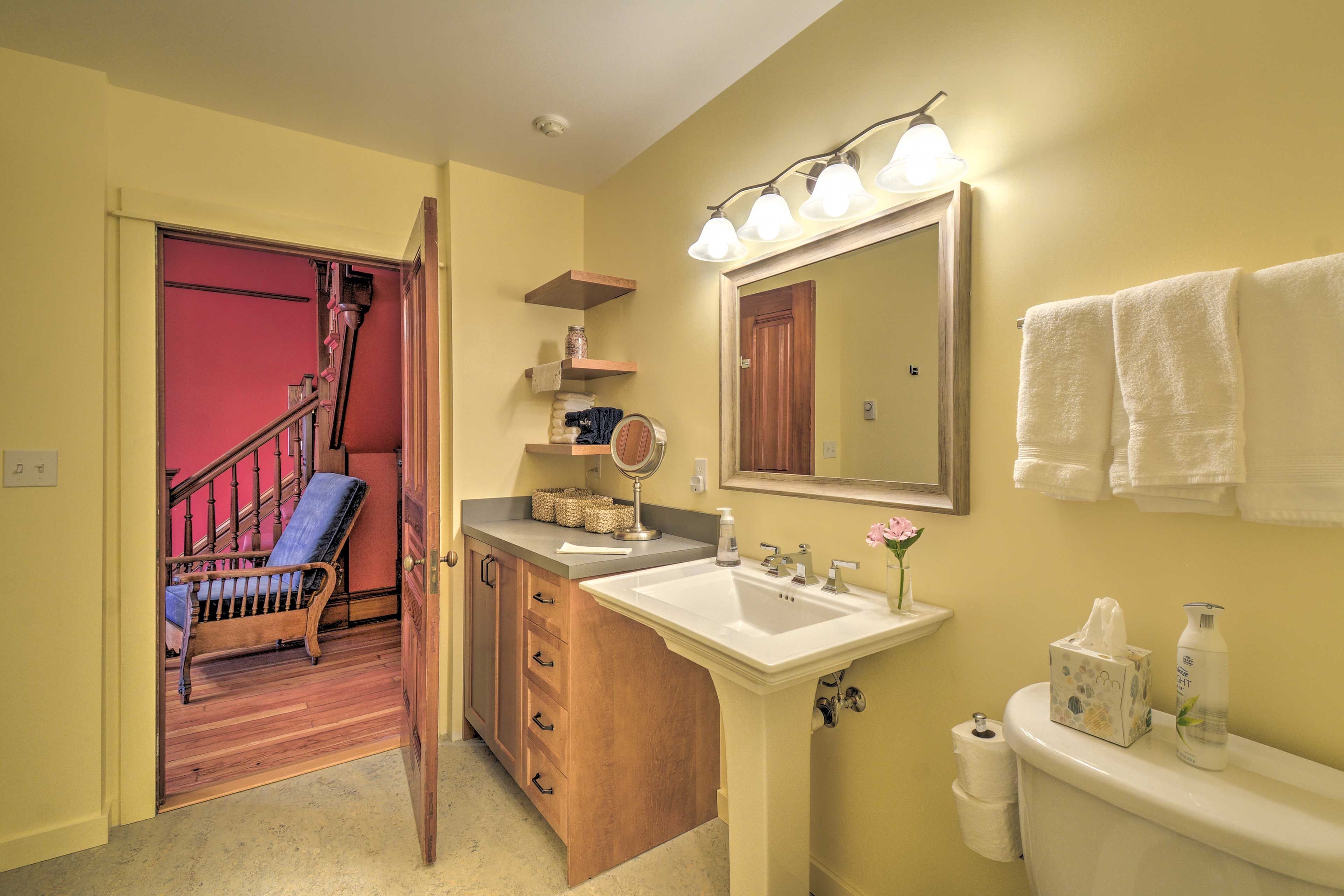 Full Bathroom | Complimentary Toiletries | Hair Dryer