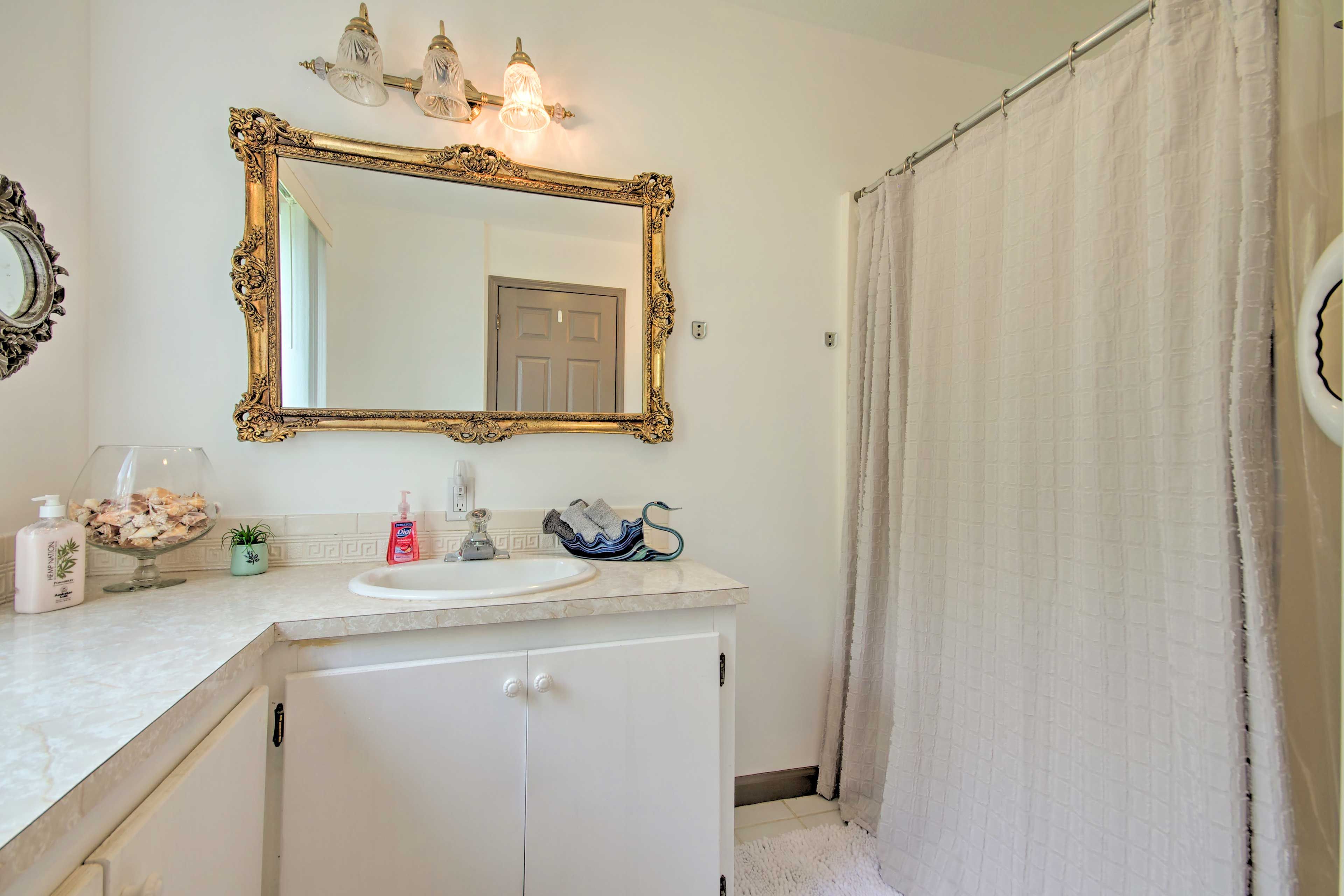 Full Bathroom | 1st Floor