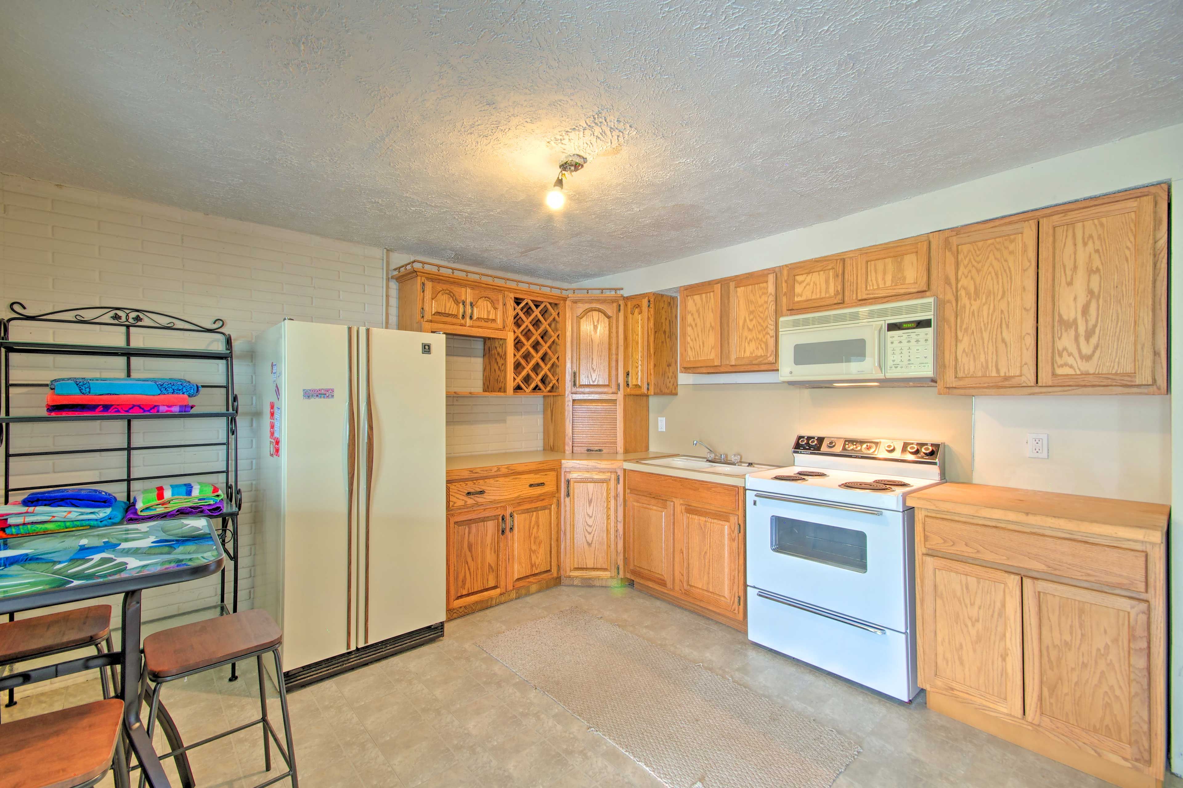 Lower Kitchen | Microwave | Ice Maker