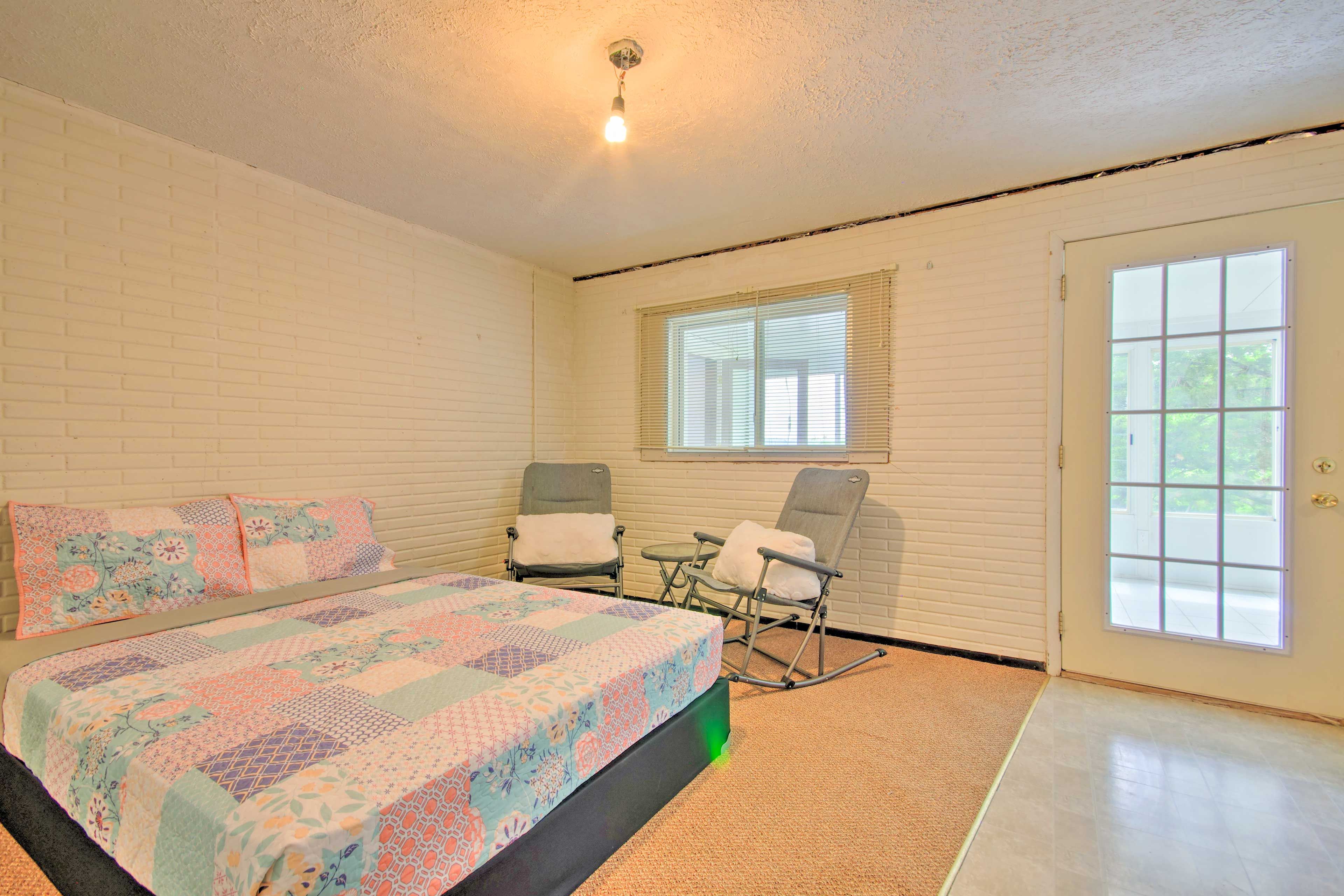 Lower Living Room | Queen Bed