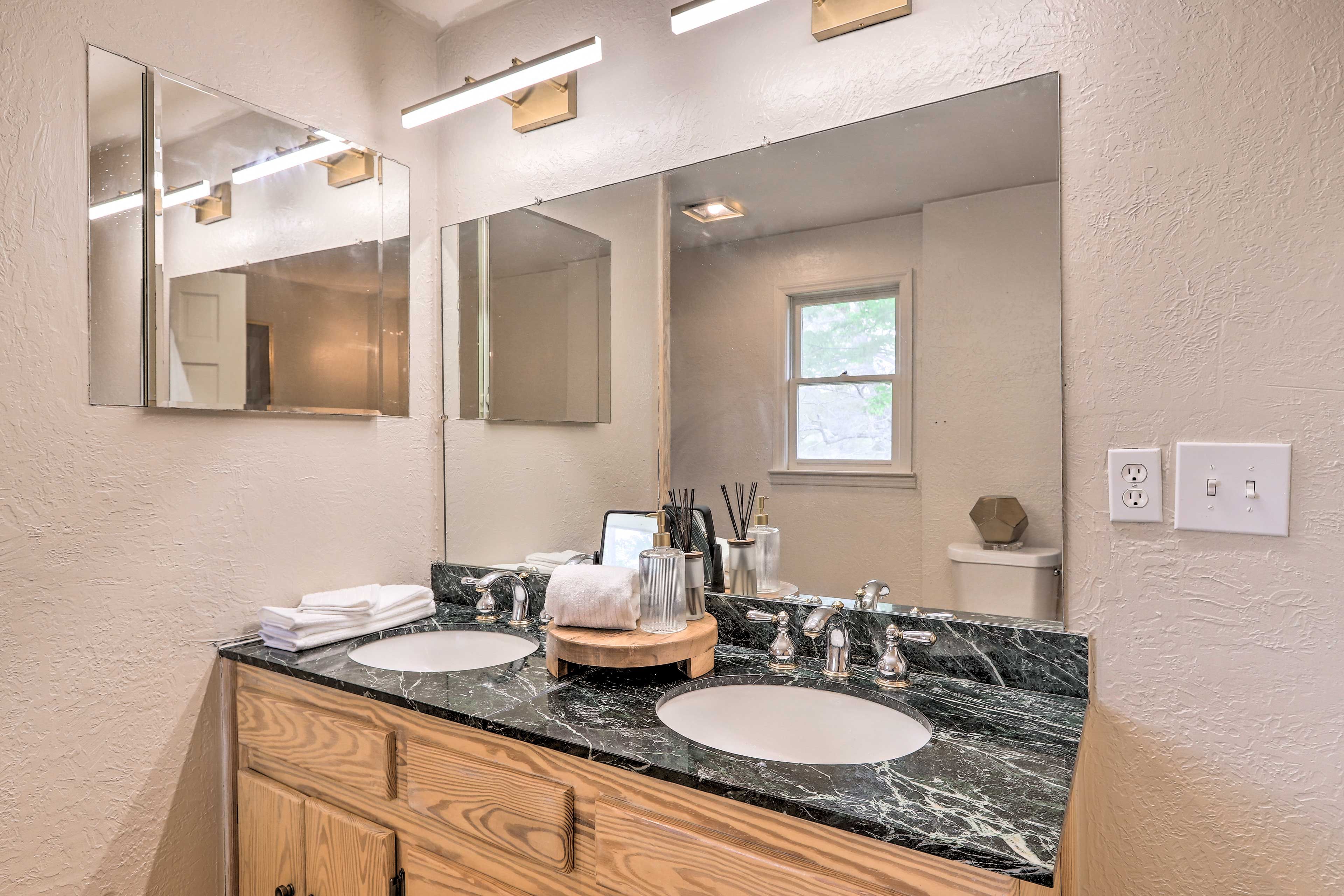 Full Bathroom | Main Level | Towels Provided