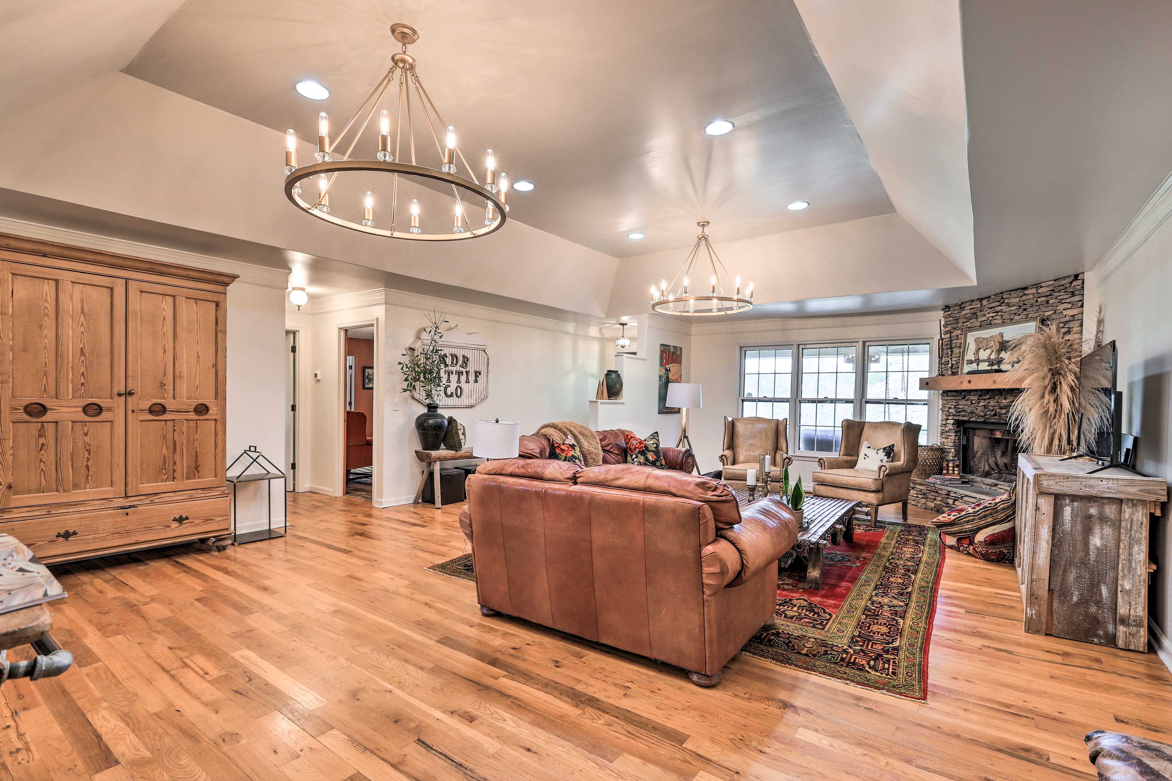 Living Room | Smart TV w/ Cable | Fireplace