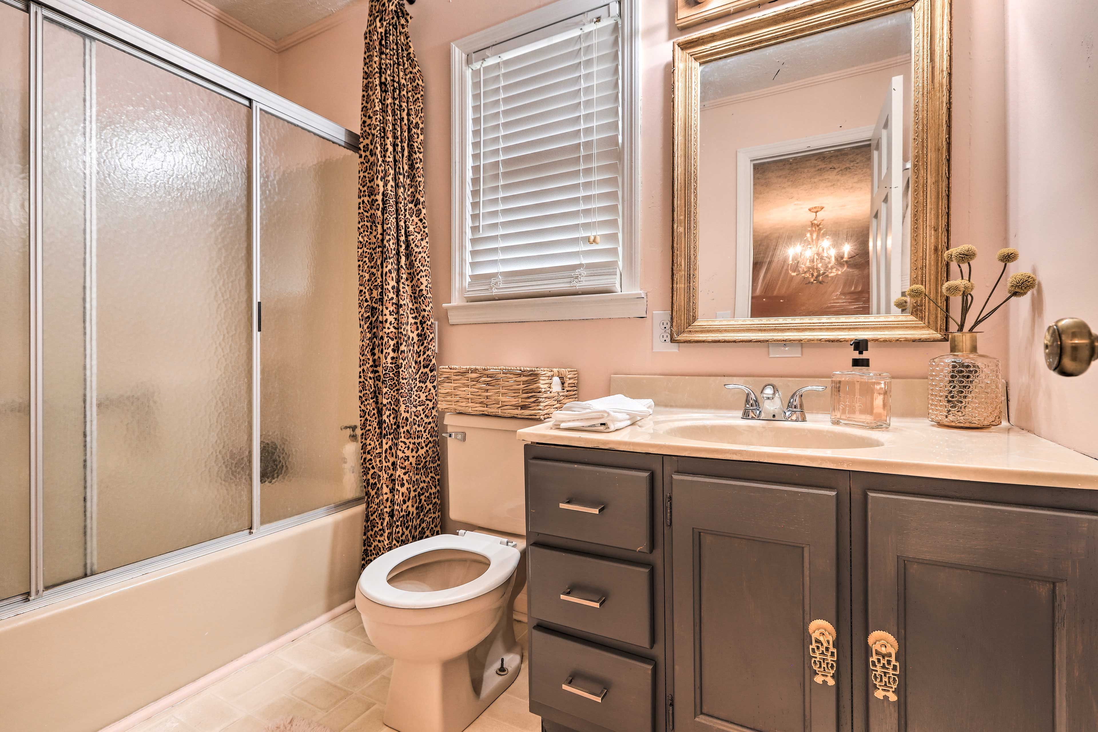 En-Suite Bathroom | Main Level | Complimentary Toiletries